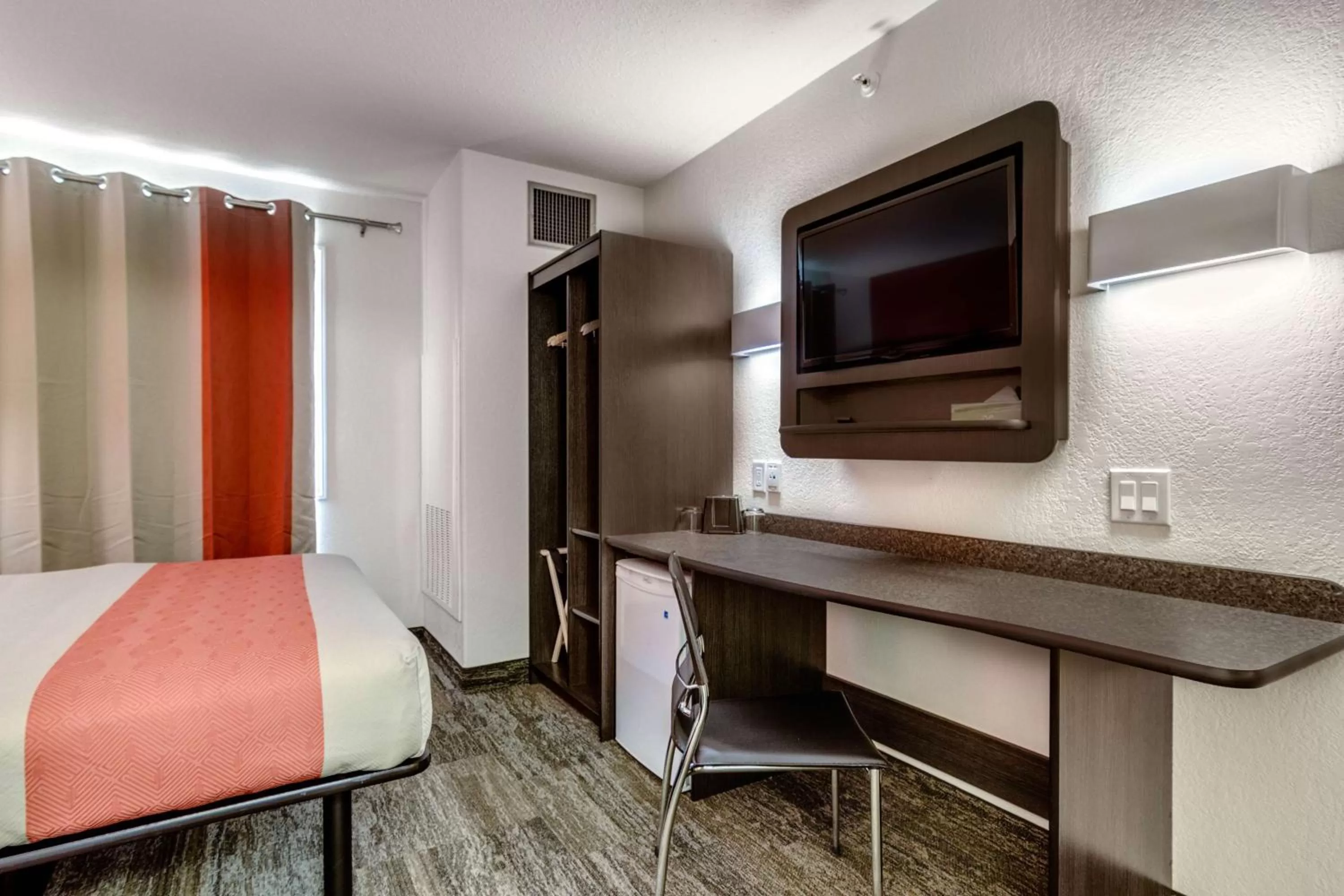 Deluxe Double Room - single occupancy - Non-Smoking in Motel 6-Saskatoon, SK