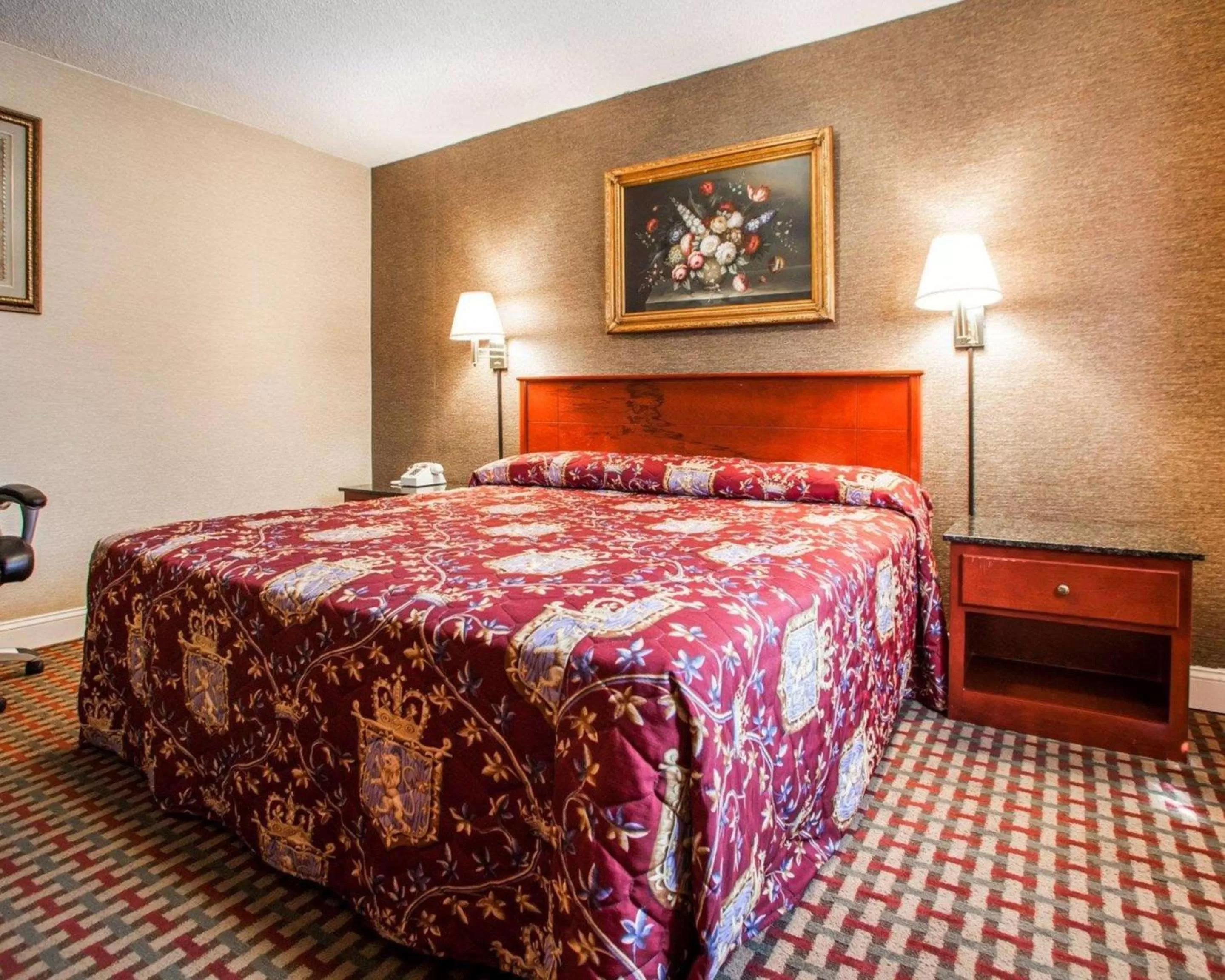 Standard King Room - Non-Smoking  in Rodeway Inn Paterson Great Falls Park Area