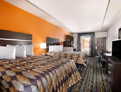 Queen Suite with Two Queen Beds and Bath Tub - Mobility/Hearing Accessible - Non-Smoking in Days Inn by Wyndham Dilley