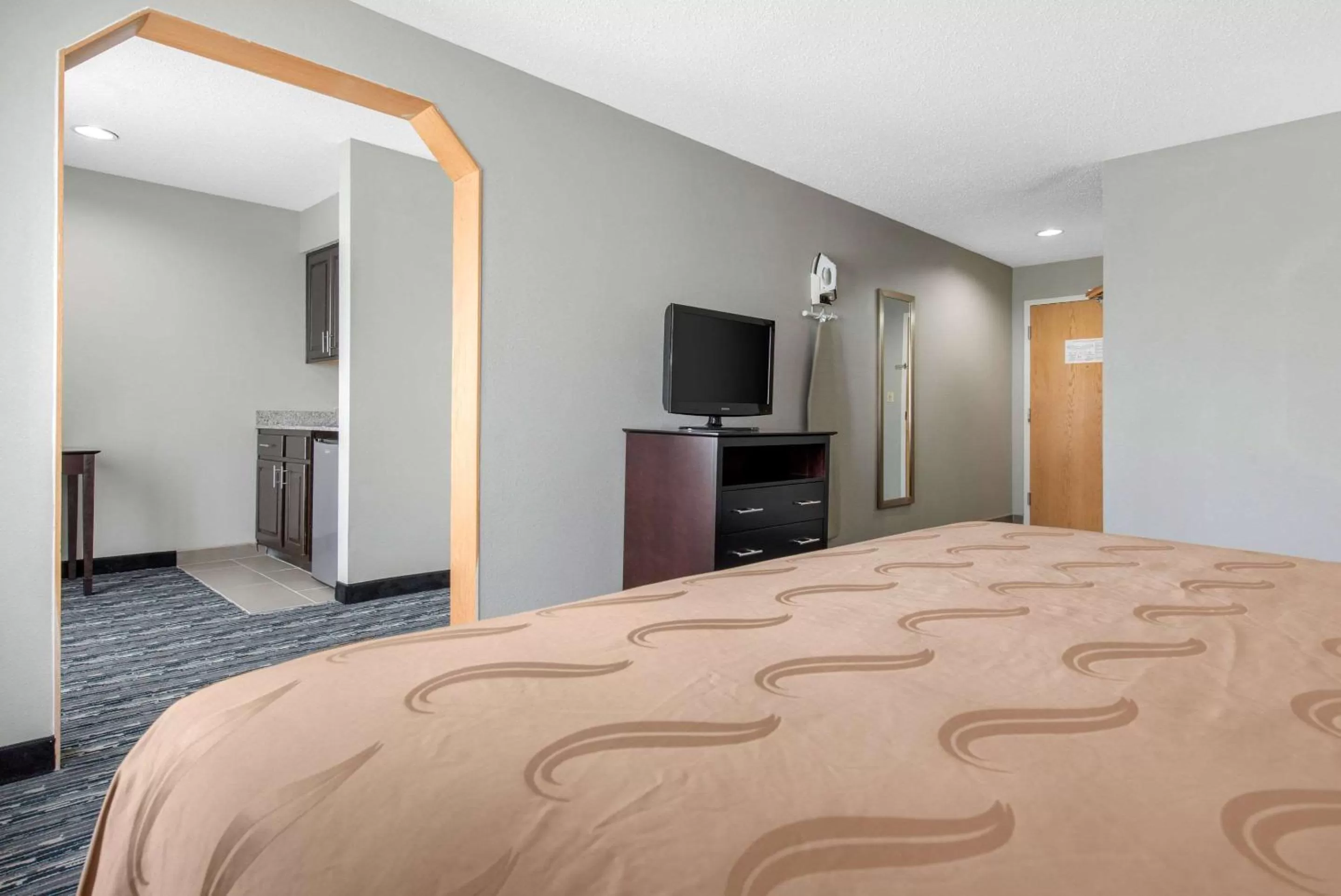 King Suite with Spa Bath - Non-Smoking in Quality Inn & Suites Brownsburg - Indianapolis West