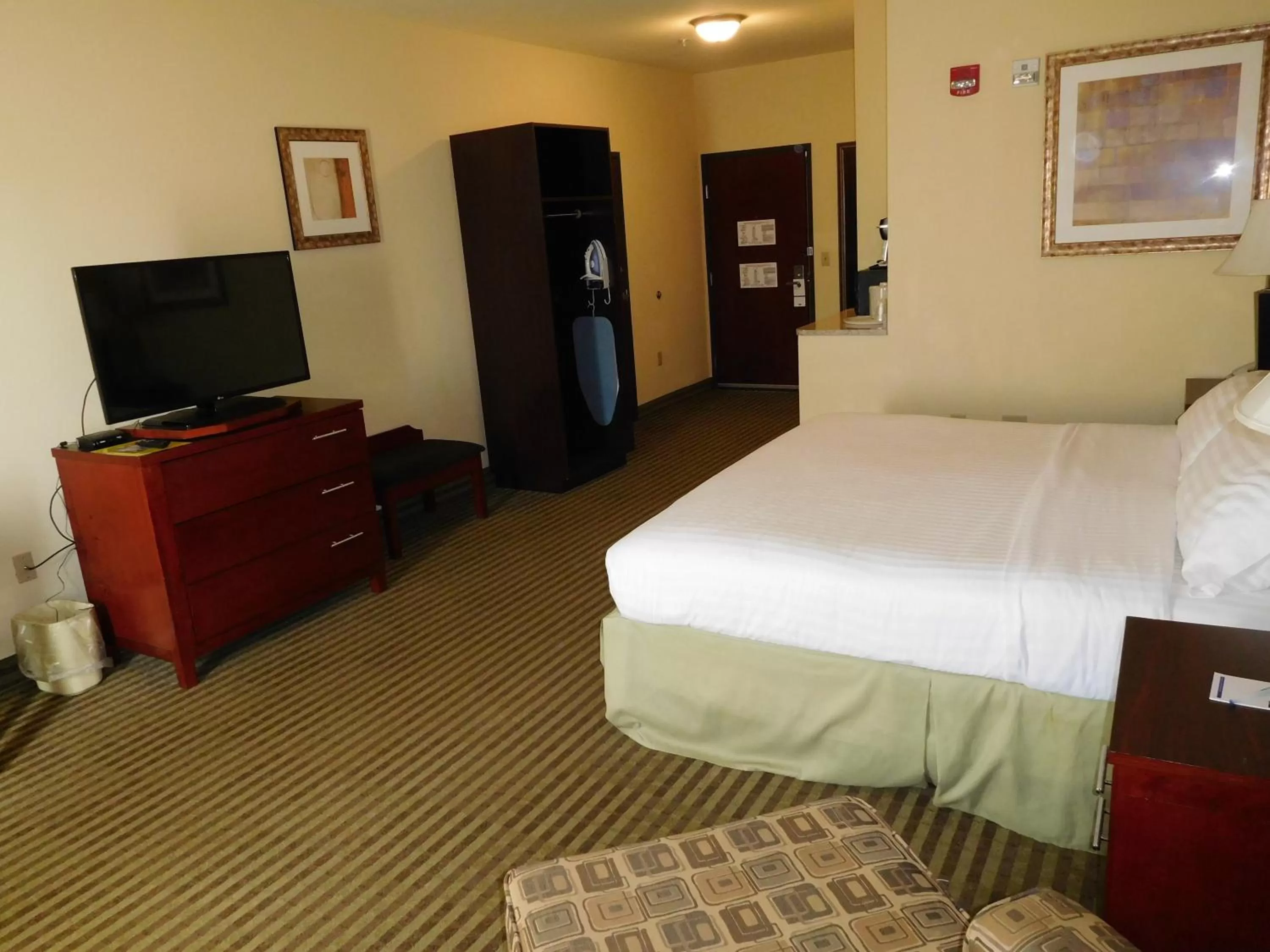 Standard King Room with Roll-in Shower - Mobility Accessible in Holiday Inn Express Ponca City by IHG