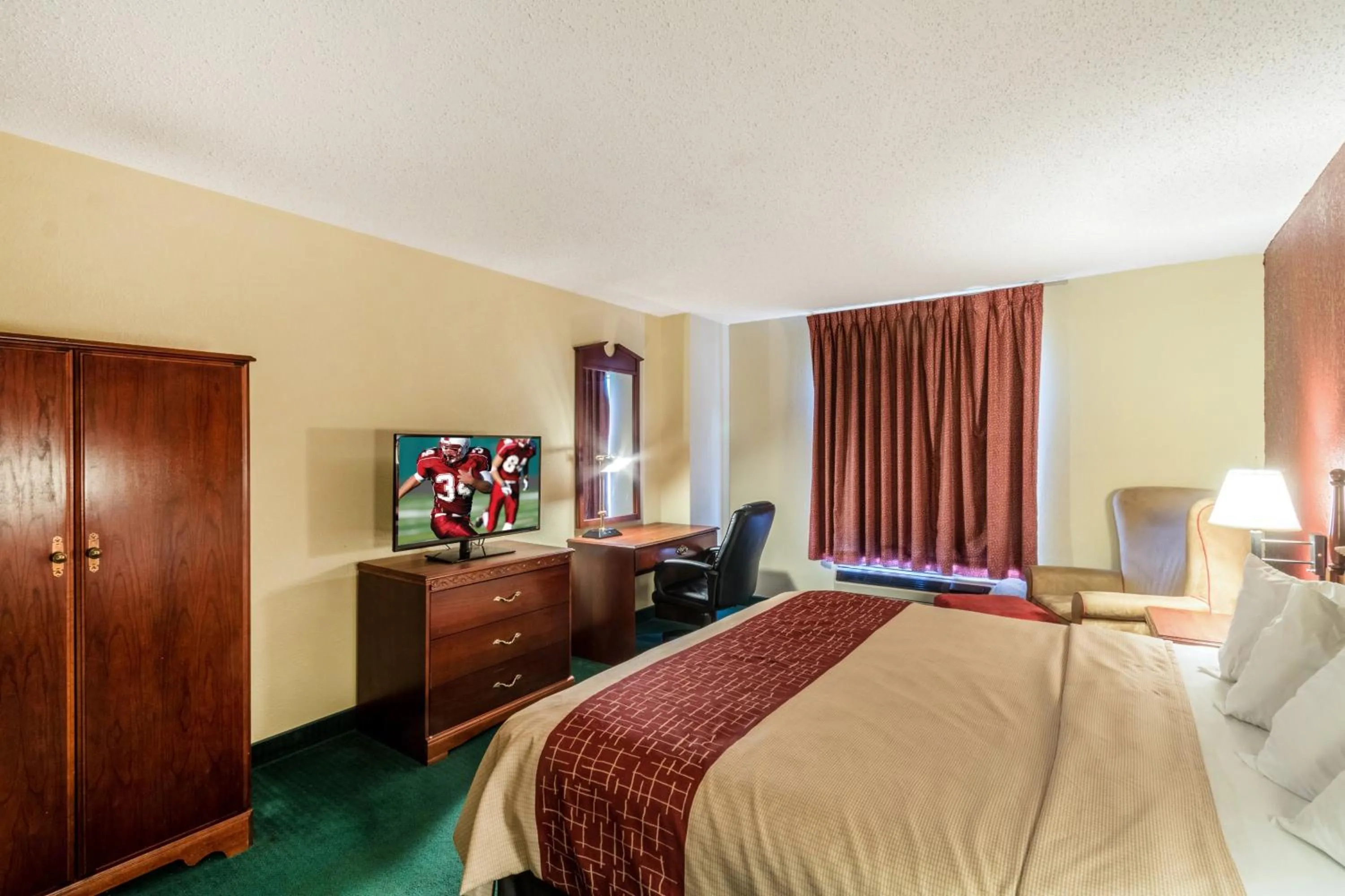 Deluxe King Room with Spa Bath Non Smoking in Red Roof Inn Morehead
