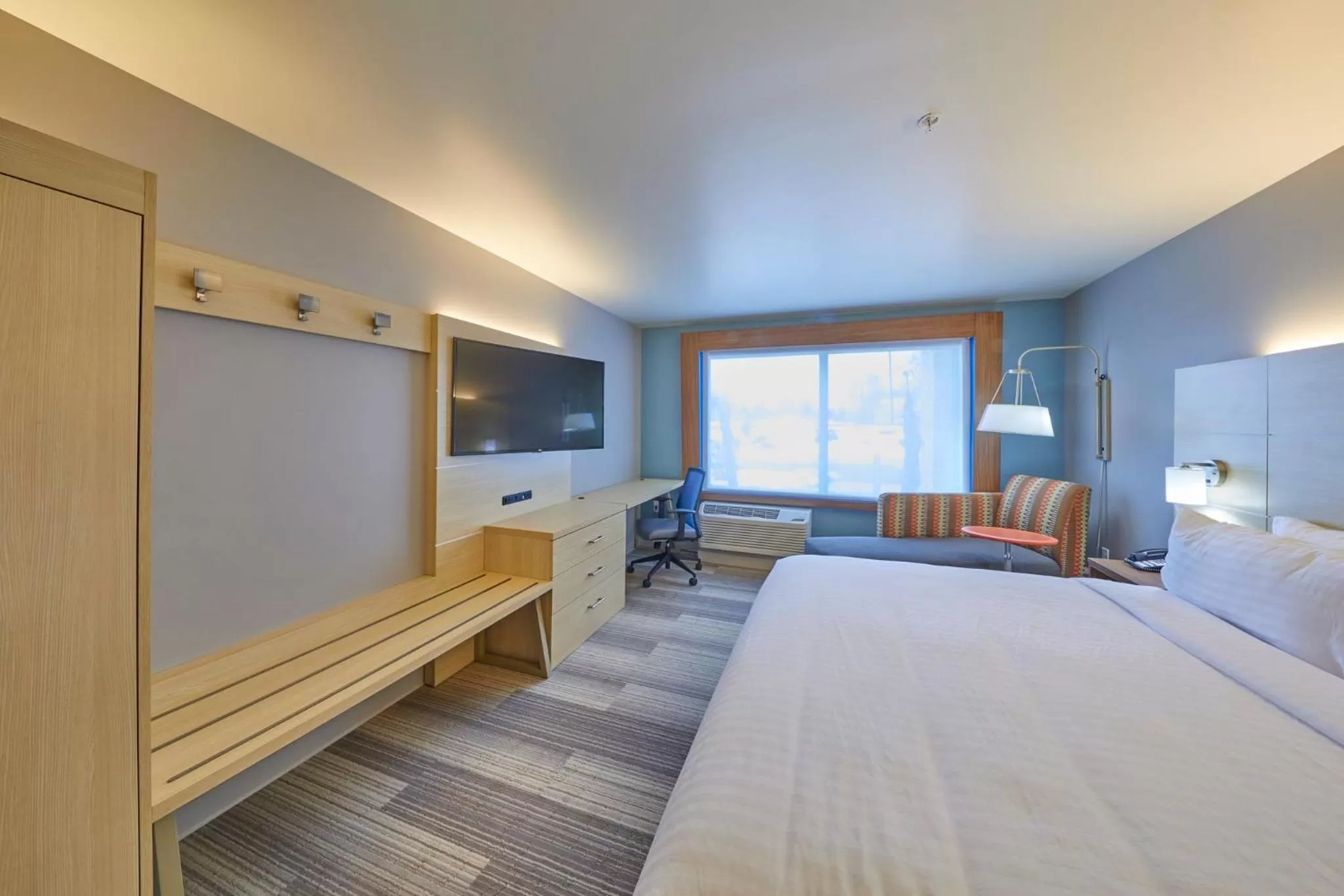King Room with Roll-In Shower - Disability Access in Holiday Inn Express & Suites - Hermiston Downtown by IHG