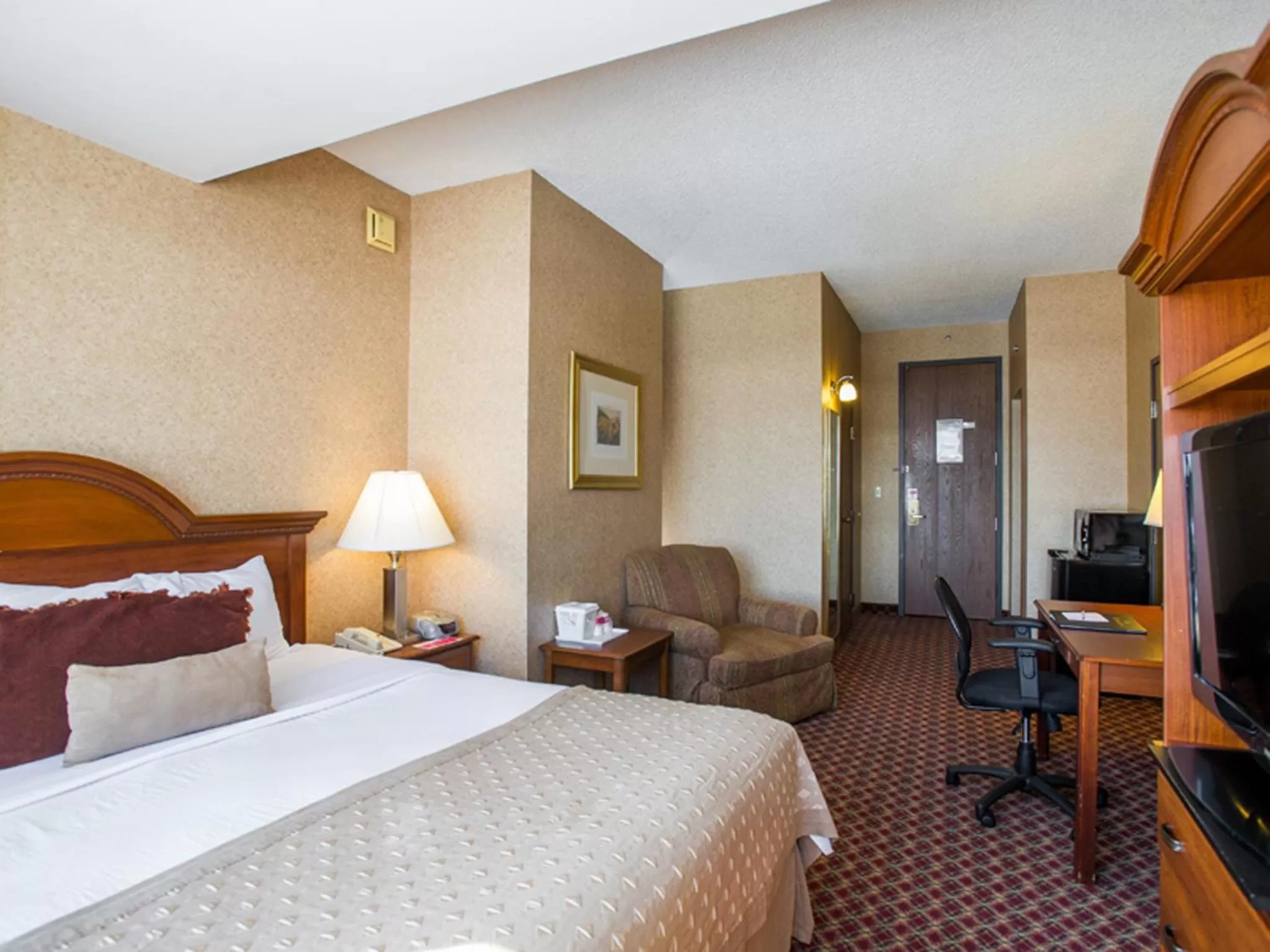 Deluxe One Bedroom King Suite Non Smoking in Ramada by Wyndham Topeka Downtown Hotel & Convention Center