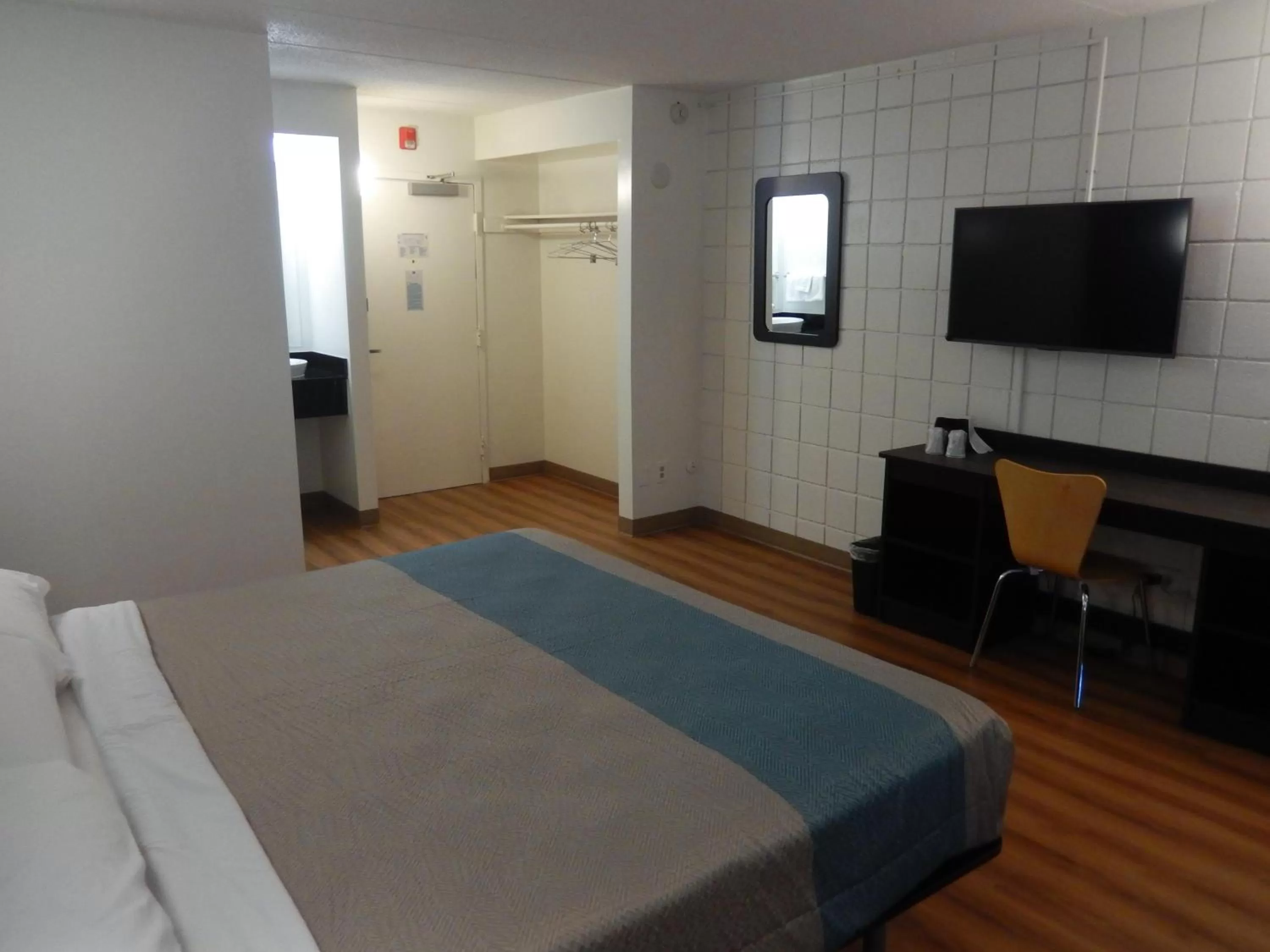 Queen Room - Non-Smoking in Motel 6-Somers Point, NJ - Ocean City - Wild Wood Beach