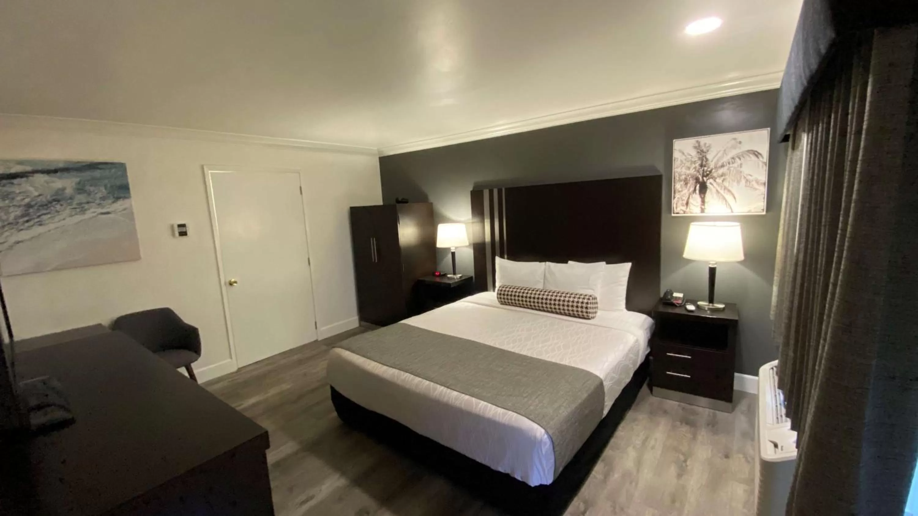 King Room with Roll In Shower-Disabilty Access in Best Western Park Crest Inn