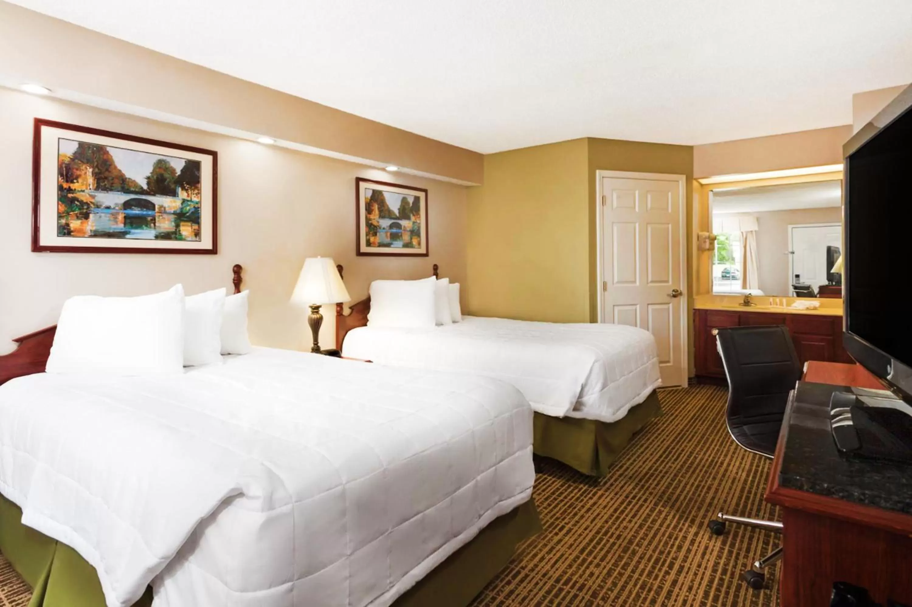 Deluxe Double Room - Disability Access/Non-Smoking in Baymont by Wyndham Tullahoma