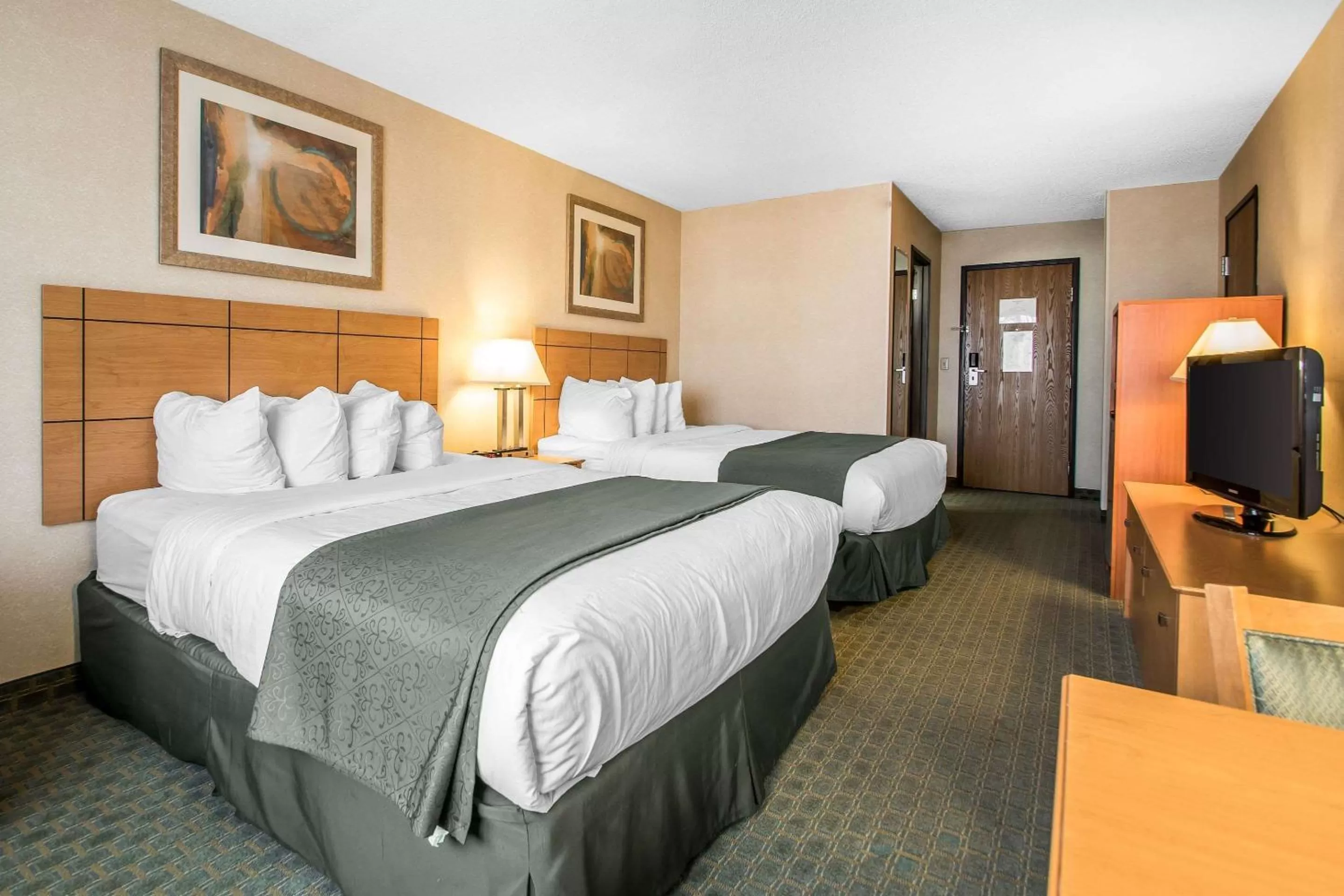 Queen Room with Two Queen Beds - Non-Smoking in Quality Inn Dubuque on Hwy 20