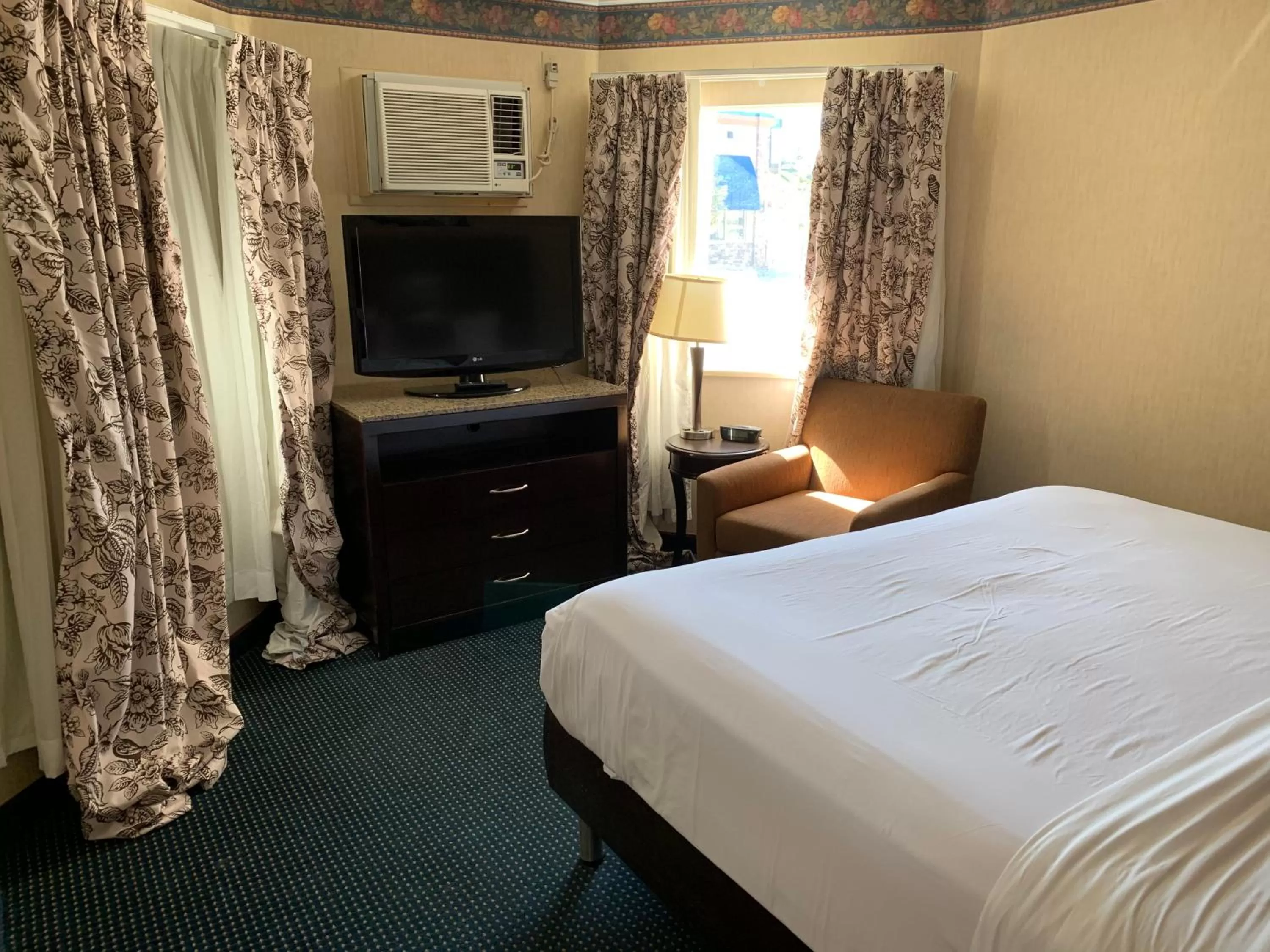 Junior King Suite - Non-Smoking in Travelodge by Wyndham Rapid City