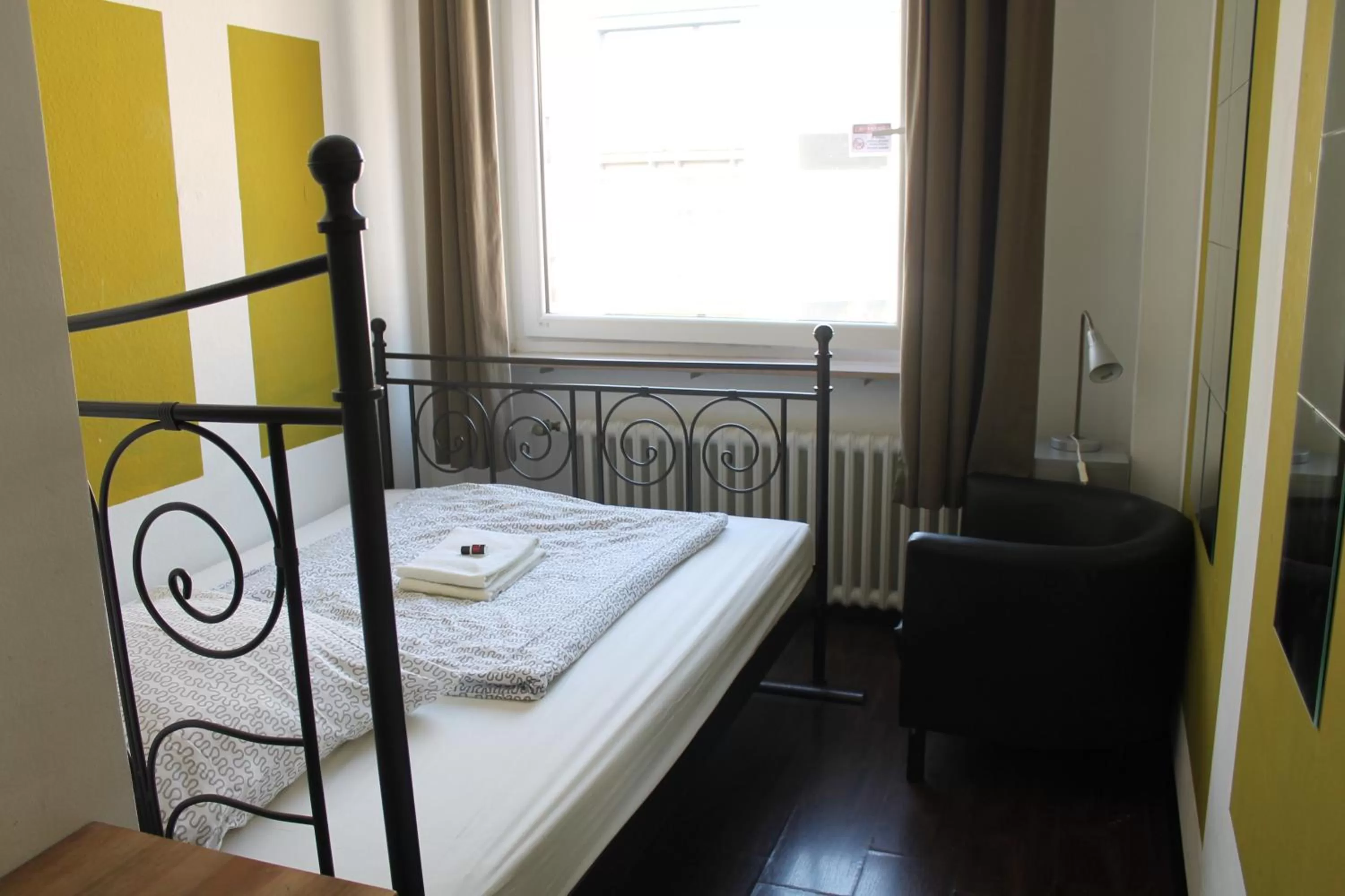 Single Room with Bathroom - single occupancy in Station - Hostel for Backpackers