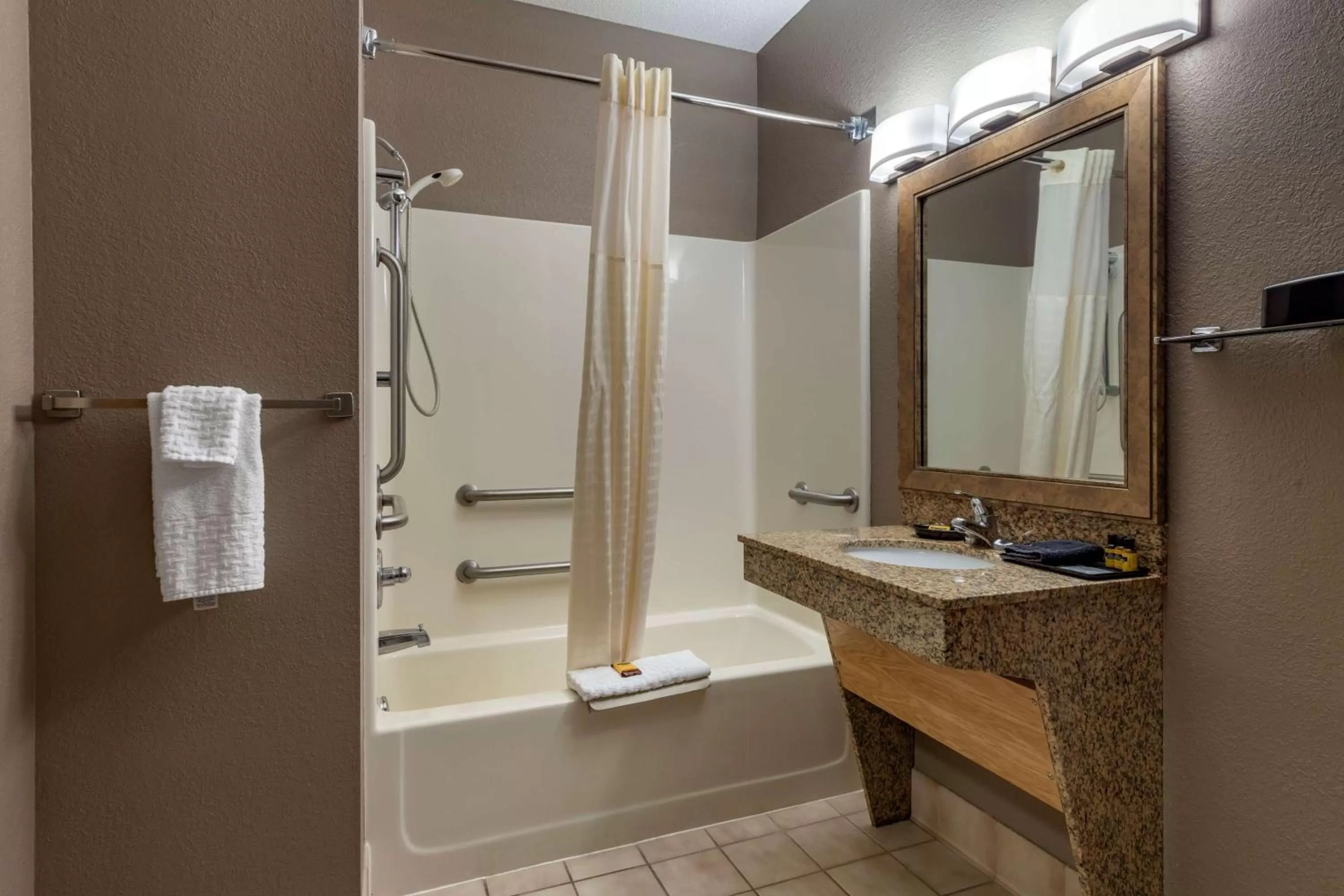 Queen Suite with Mobility Access - Bathtub in Best Western Plus Chelsea Hotel