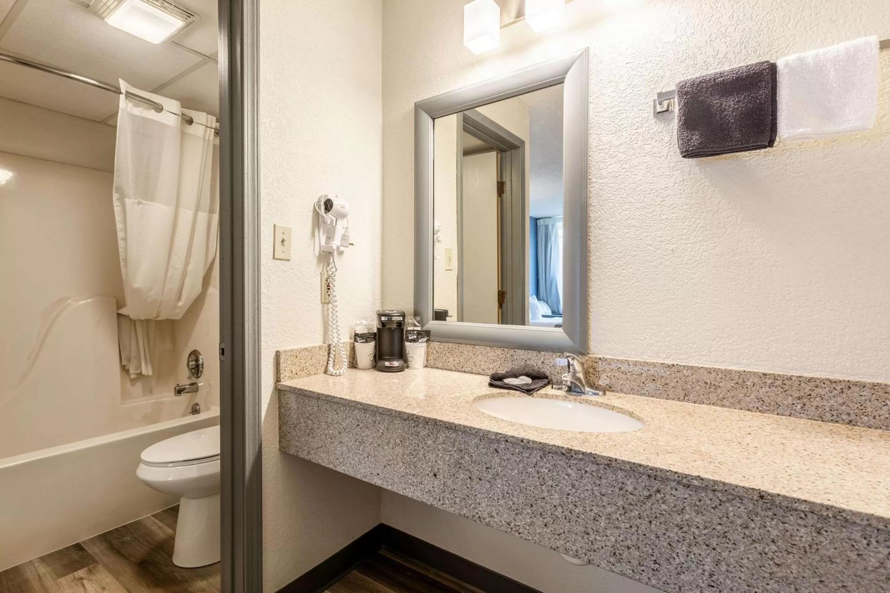 Business King Room - Non Smoking in Quality Inn Branson On the Strip