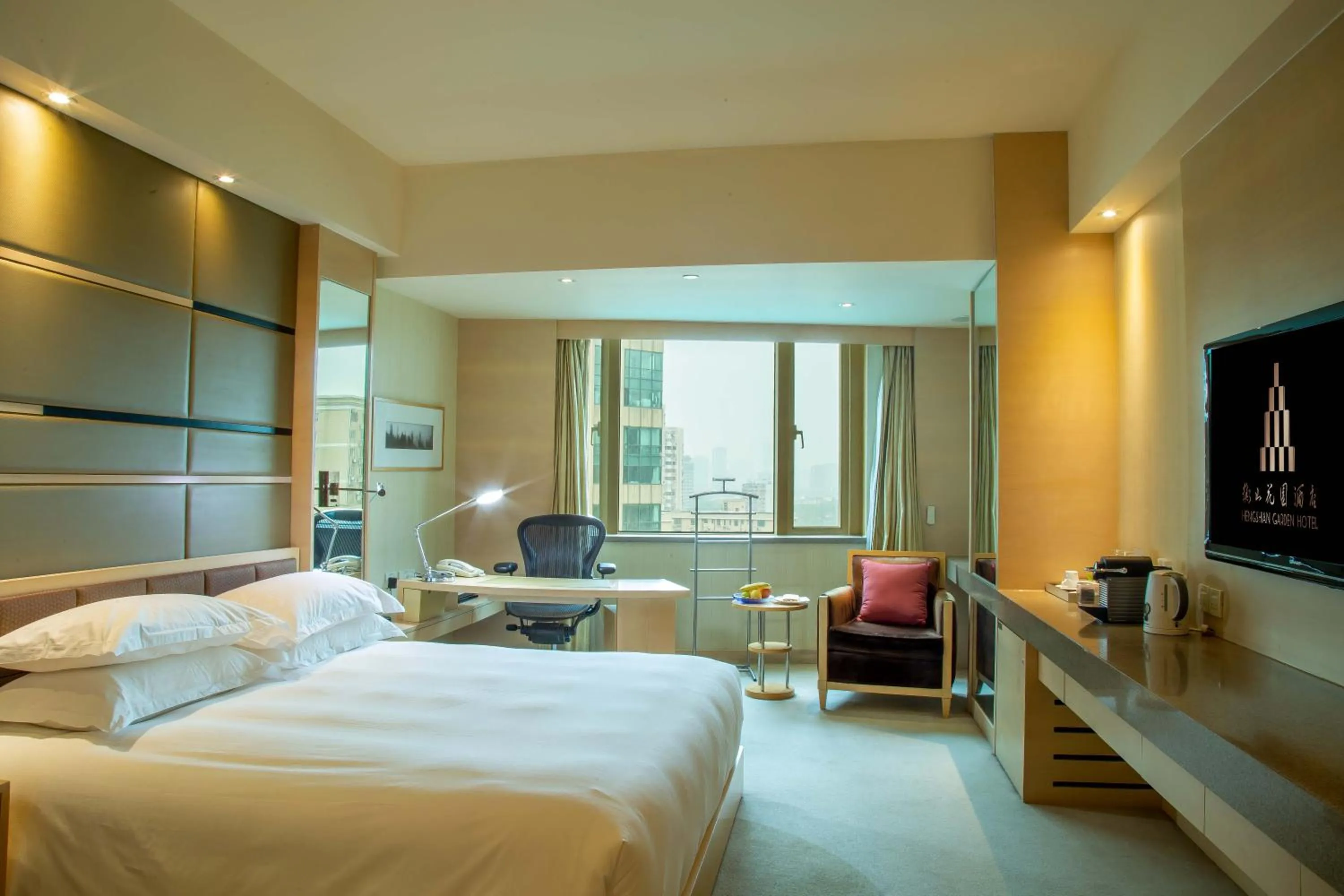 Executive Deluxe Room in Juss Hengshan HotelFormer Regal International East Asia Hotel