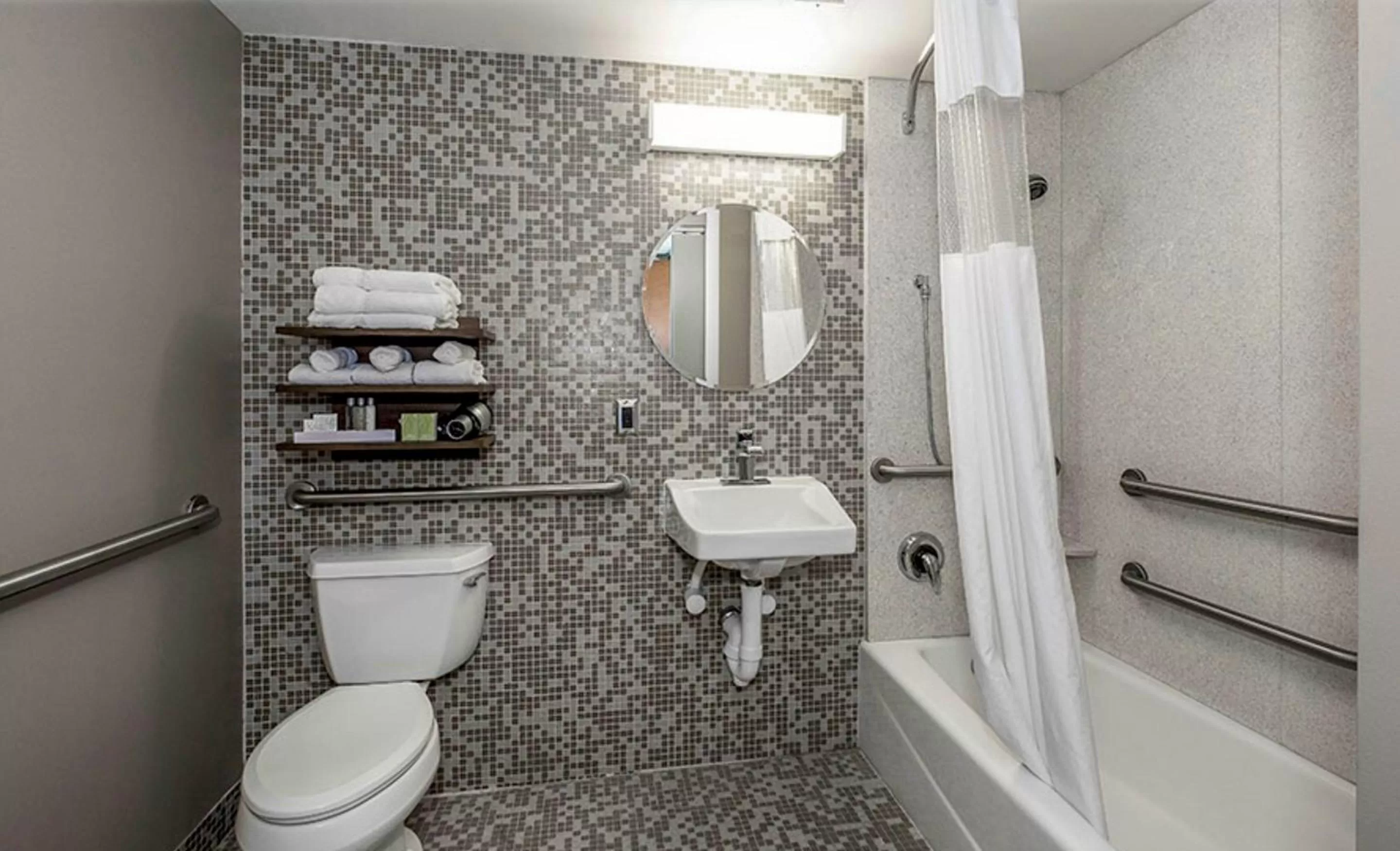 Deluxe Queen Room - Mobility Access/Non-Smoking in State House Inn, Trademark Collection by Wyndham