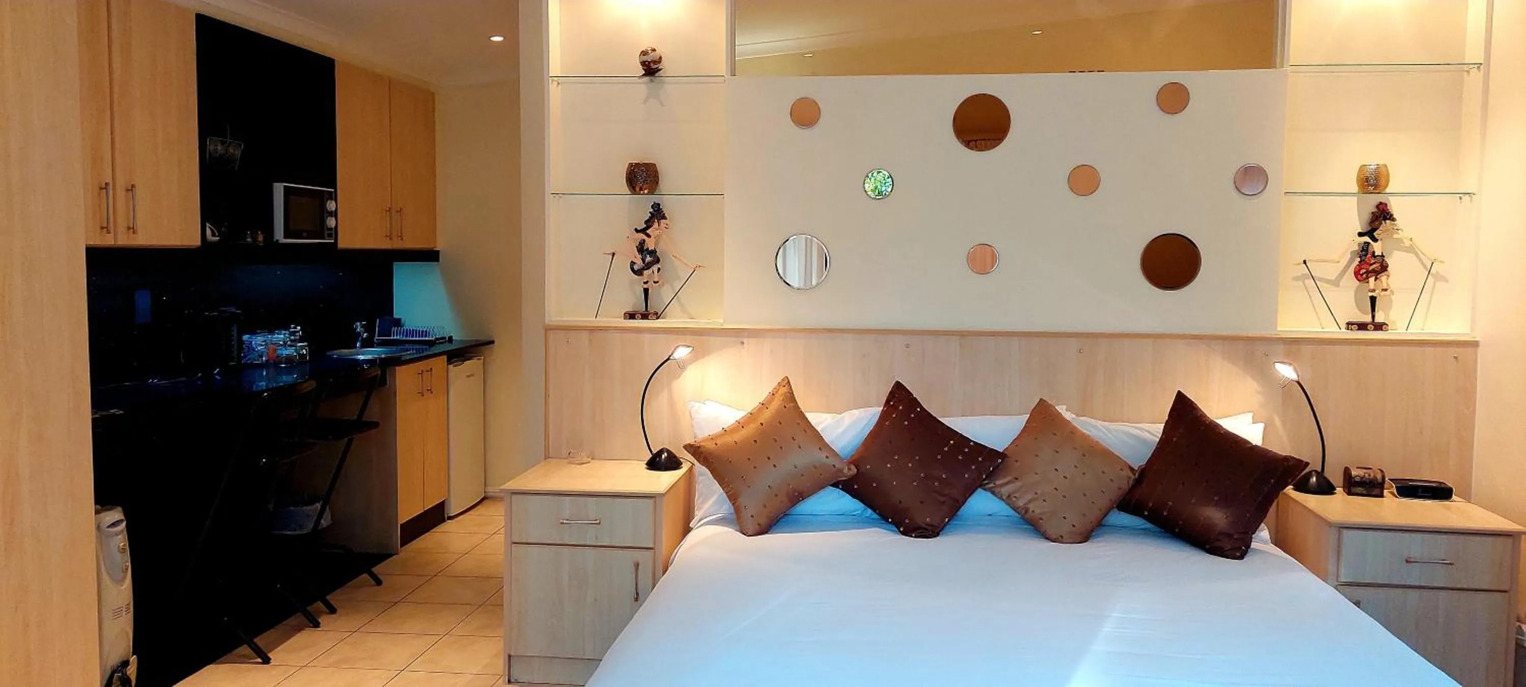 Double Room with Bath and Shower - single occupancy in Riversong Guest House