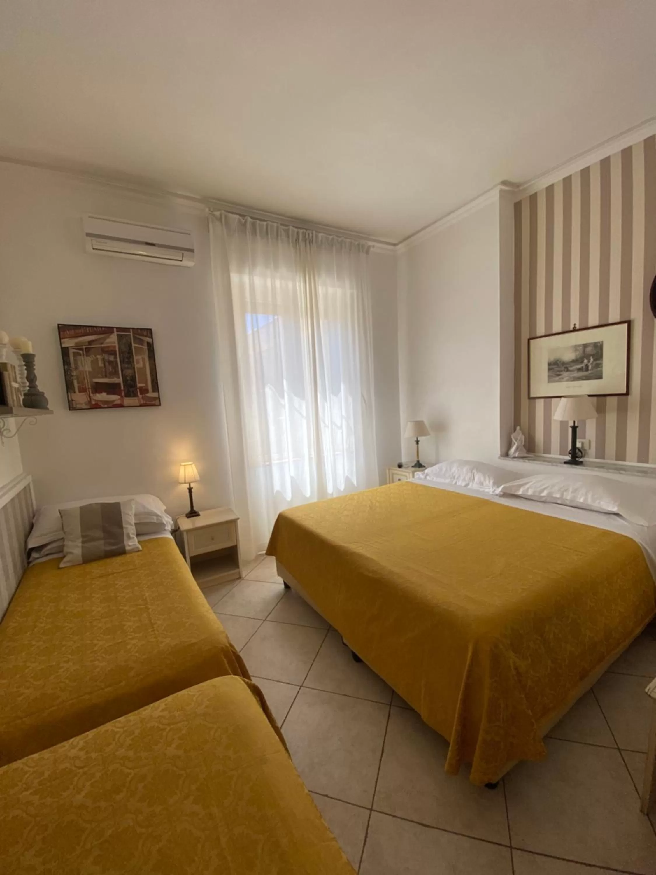 Quadruple Room in Hotel Europeo Napoli