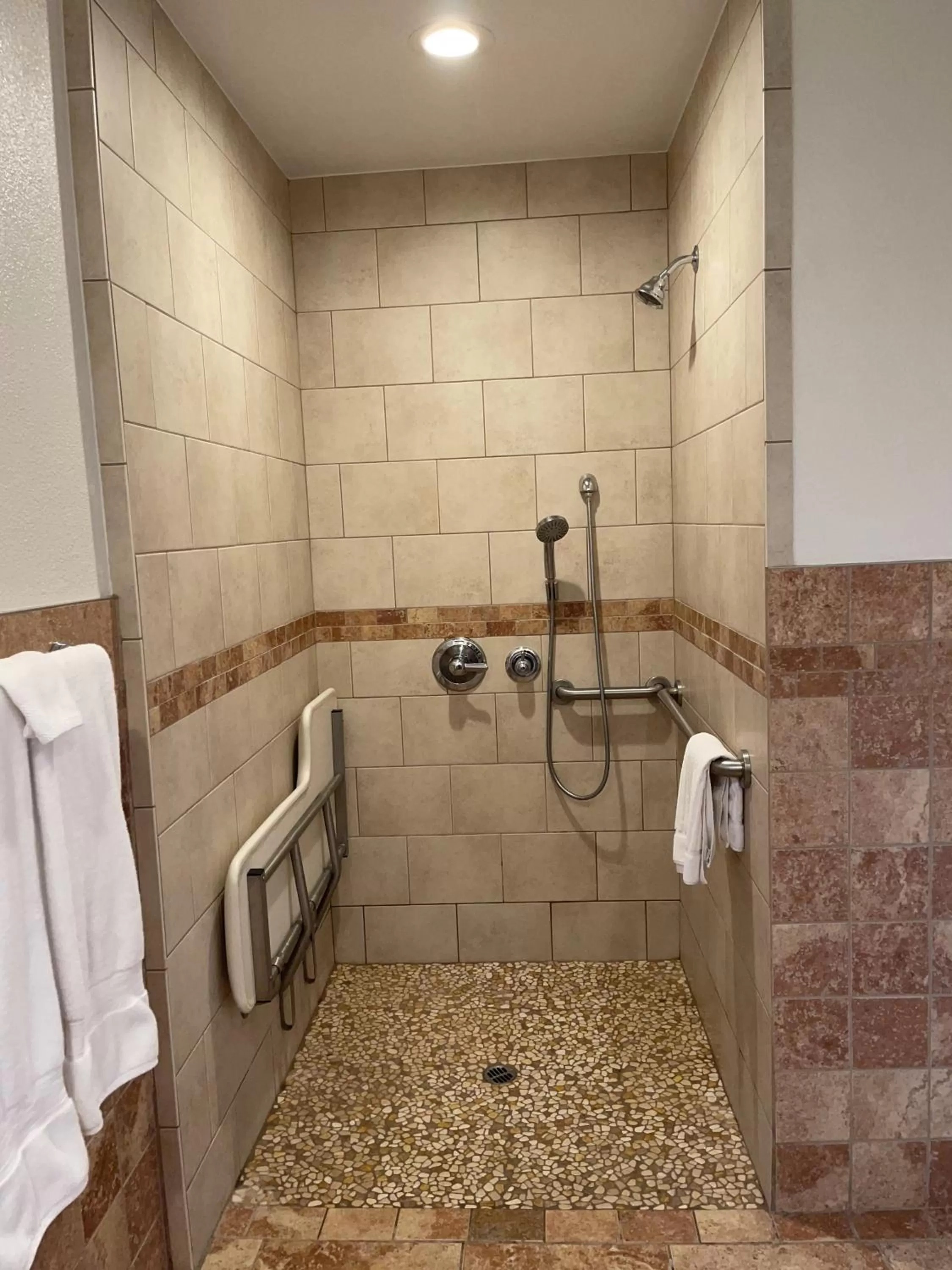 Queen Room - Disability Access in Sierra Woods Lodge