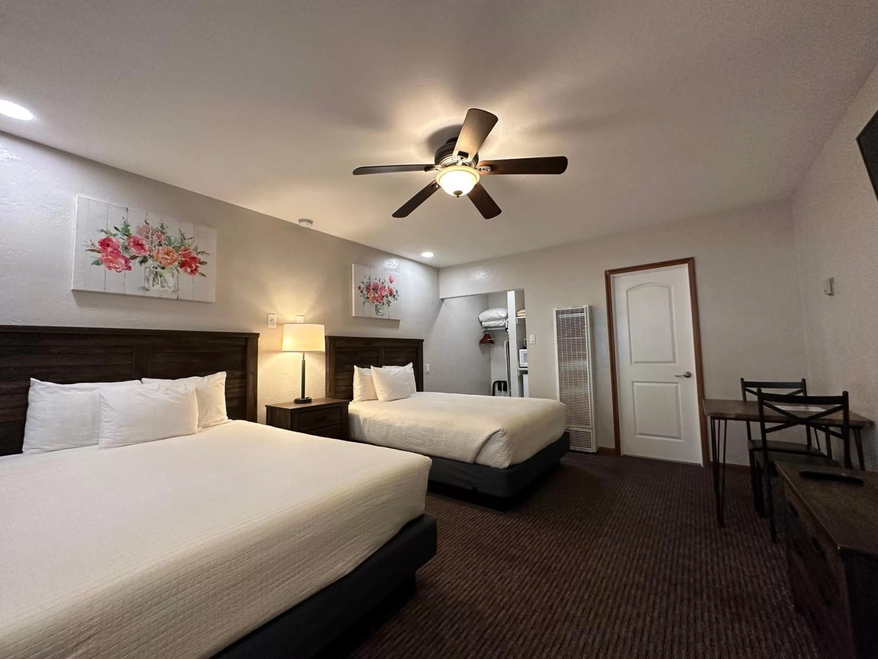 Queen Room with Two Queen Beds in Bluebird Inn