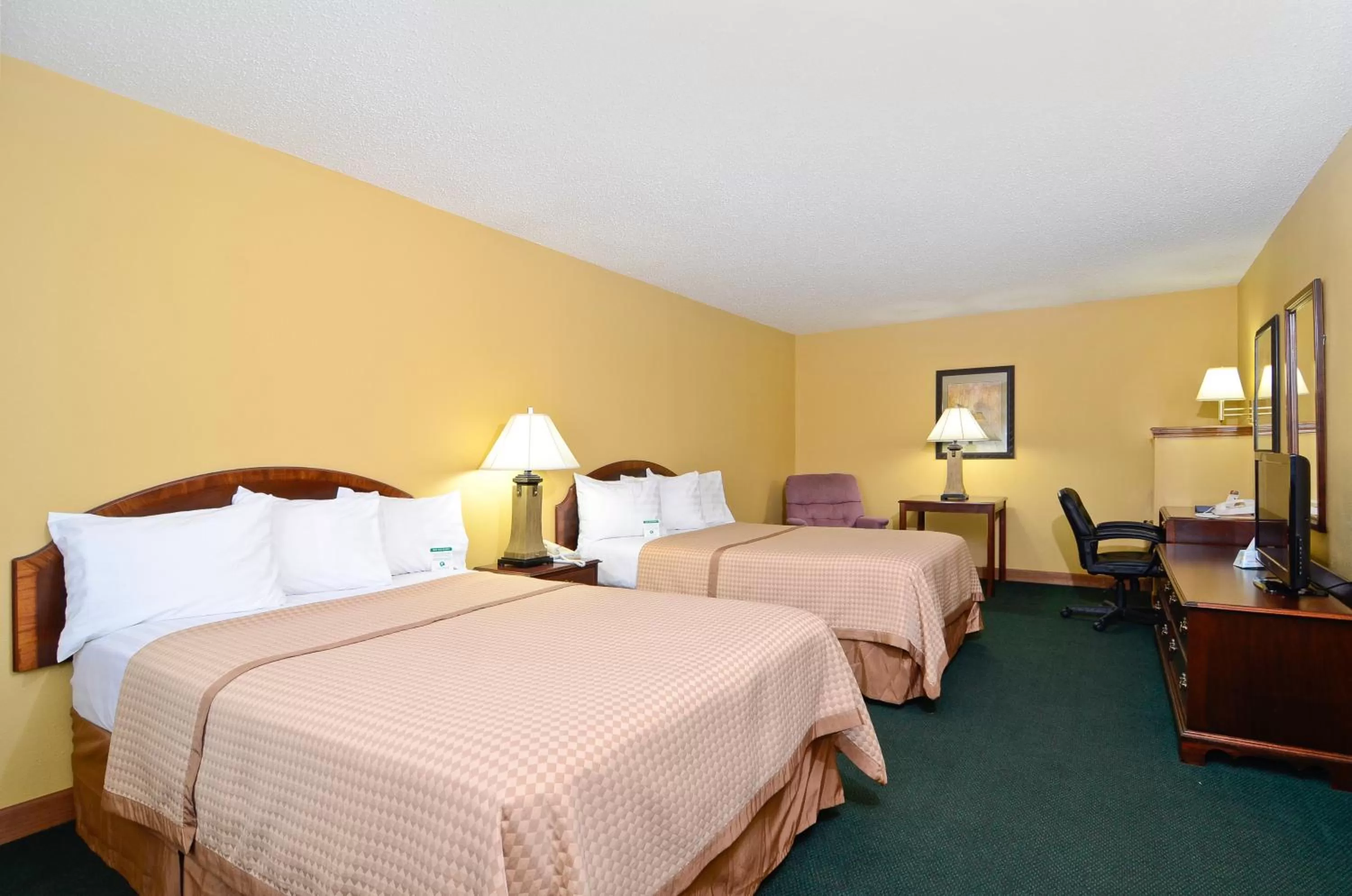 Double Room with Two Double Beds - Smoking in Americas Best Value Inn Iola