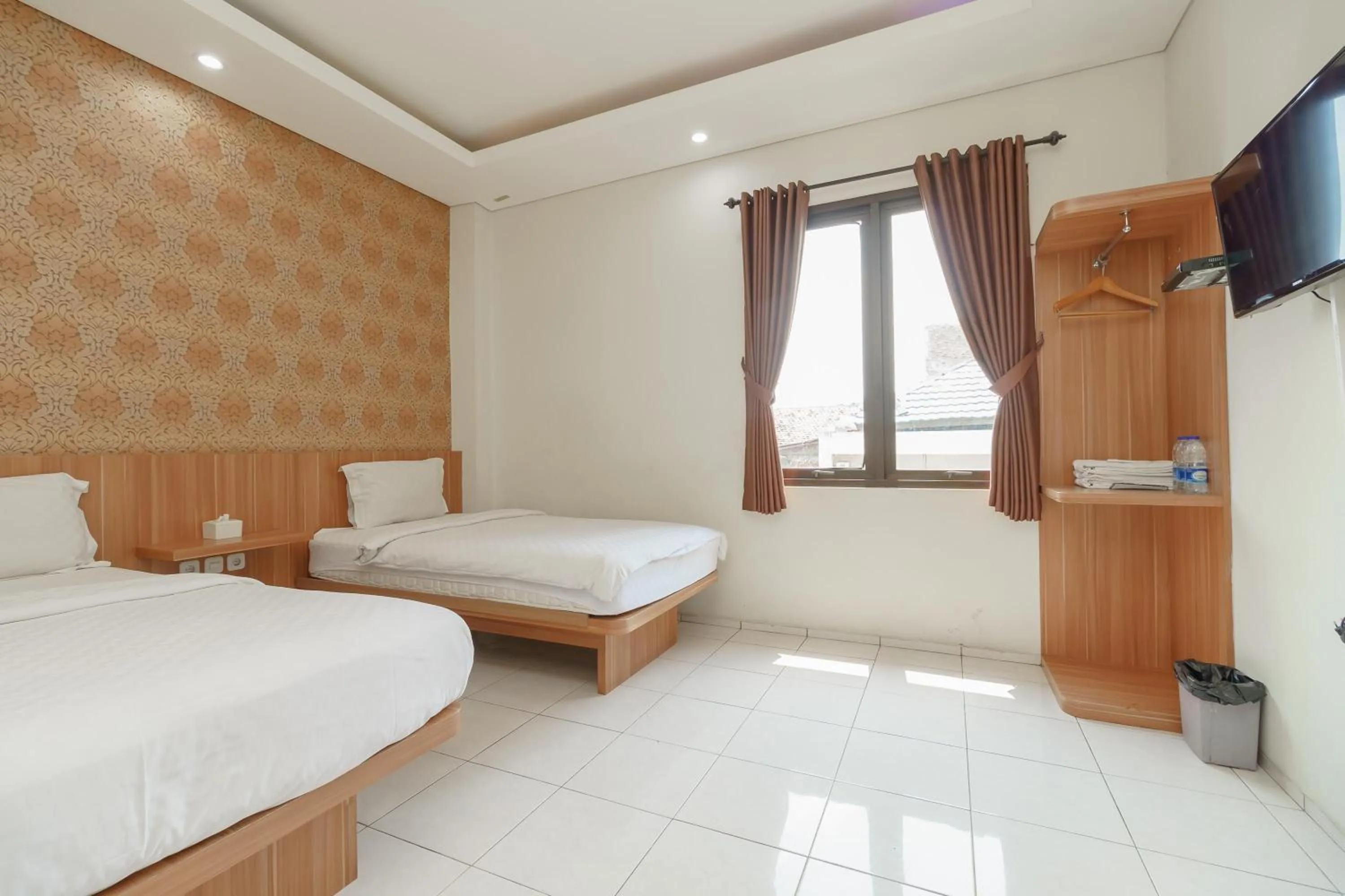 Family Room in Green Apple Residence near Sarinah Mitra RedDoorz