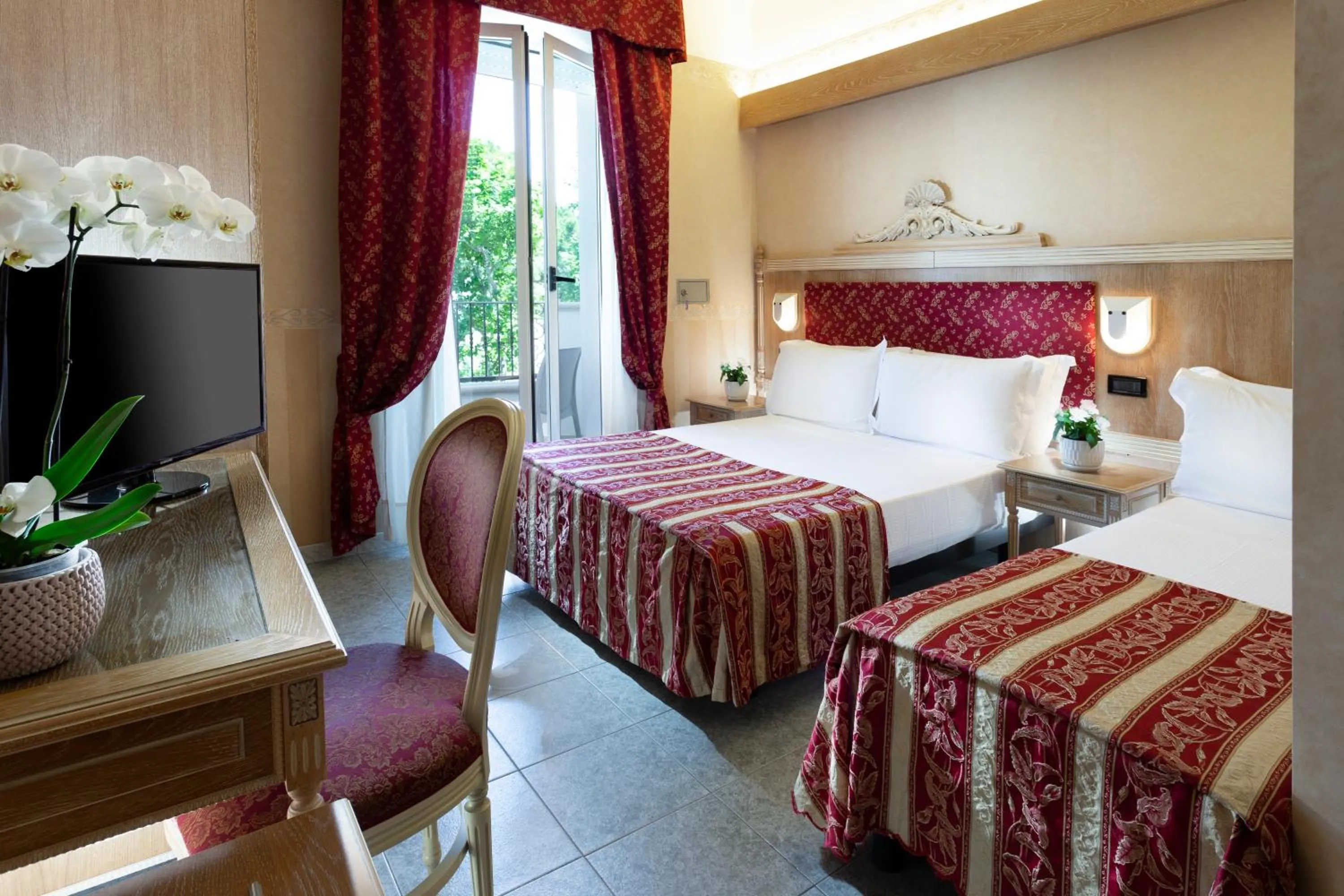 Classic Triple Room in Hotel Gallia Palace