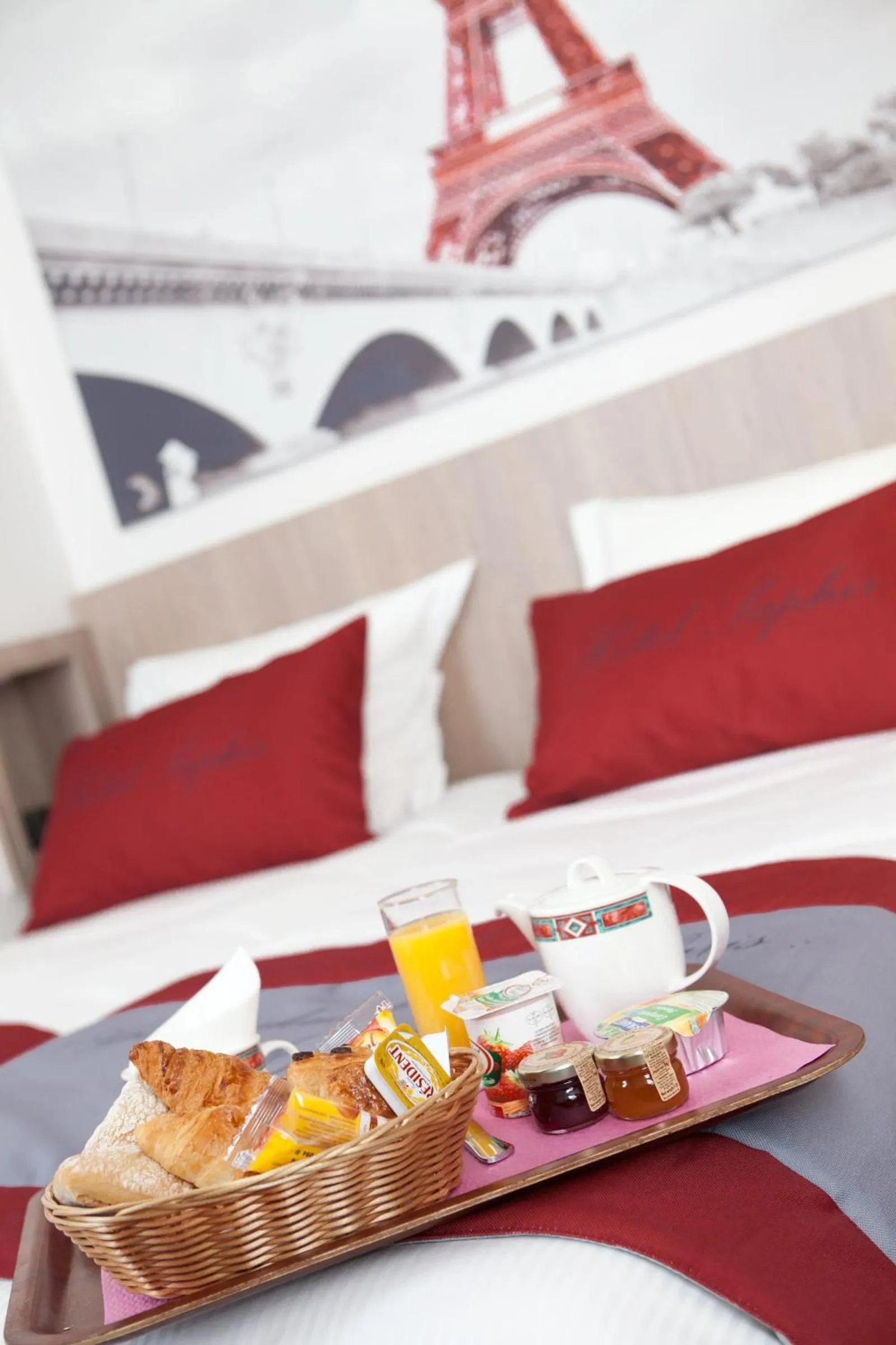 Bed in Saphir Grenelle