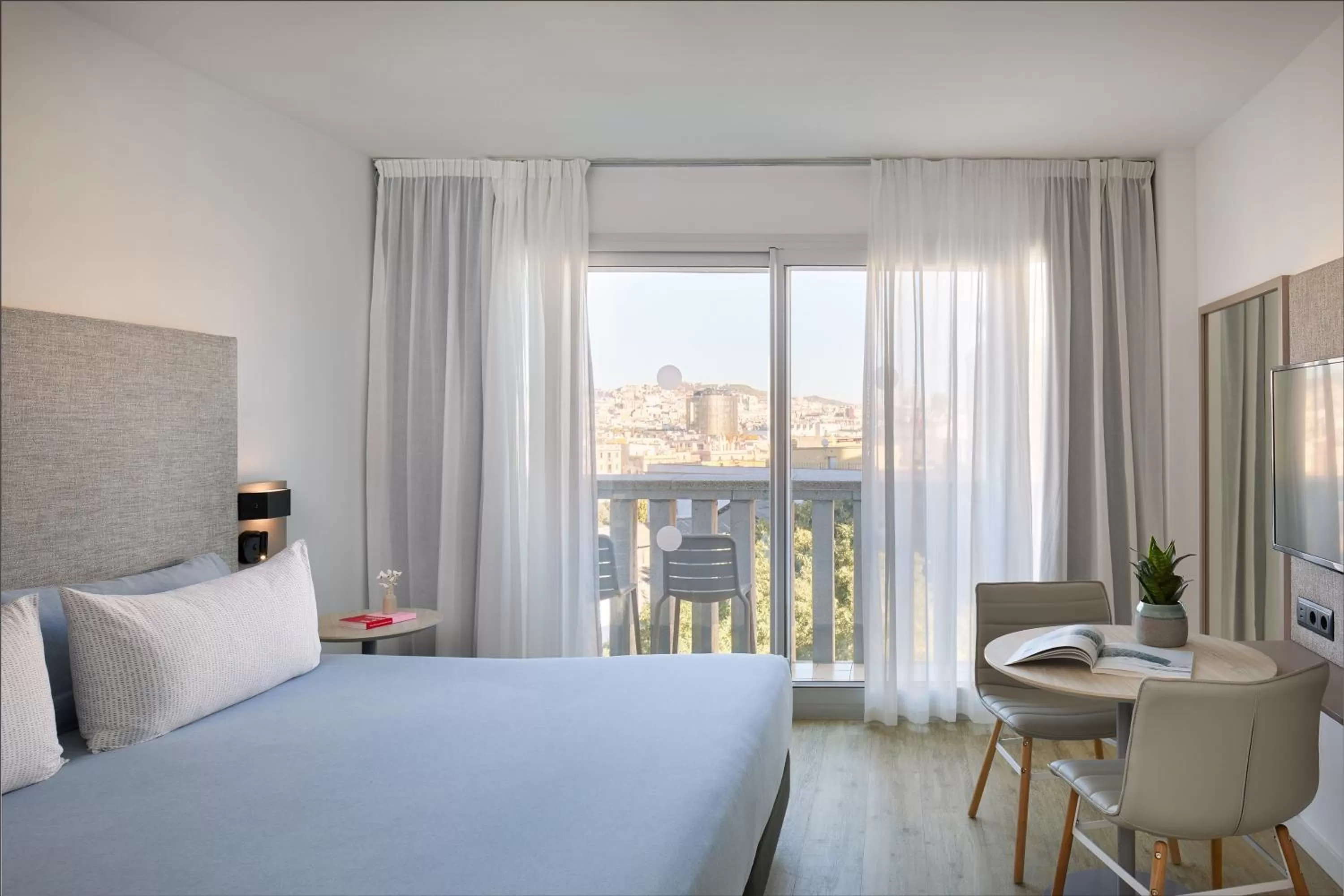 Connecting The Townhouse Balcony and The Studio City View in INNSiDE by Meliá Barcelona Apolo