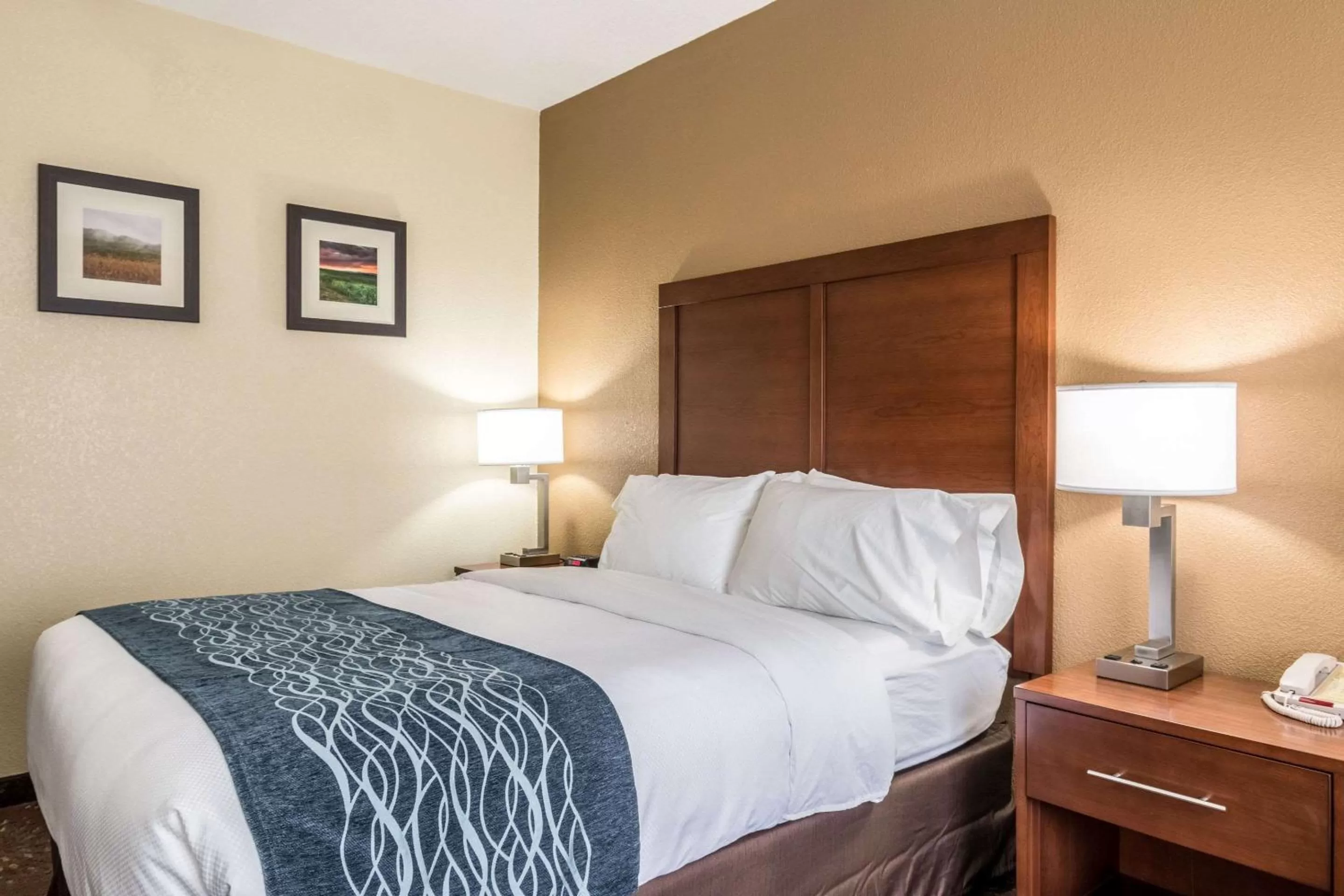 Queen Room with Bath Tub - Accessible/Non-Smoking in Comfort Inn & Suites - Hannibal