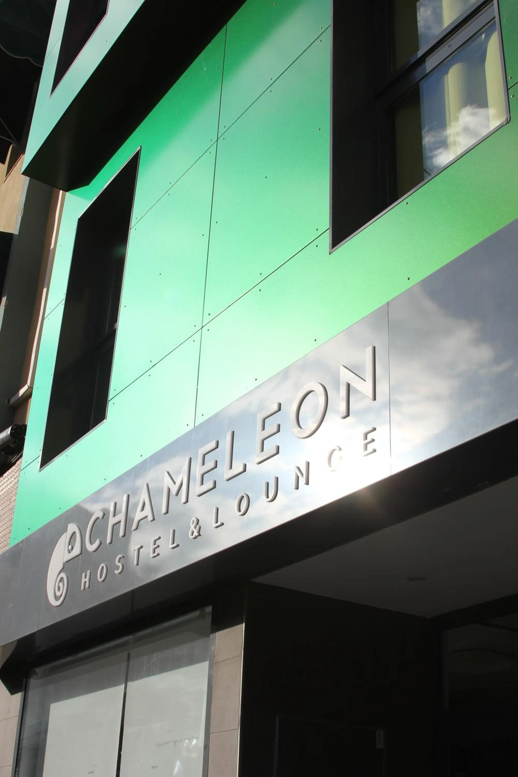 Facade/entrance in Chameleon Youth Hostel Alicante
