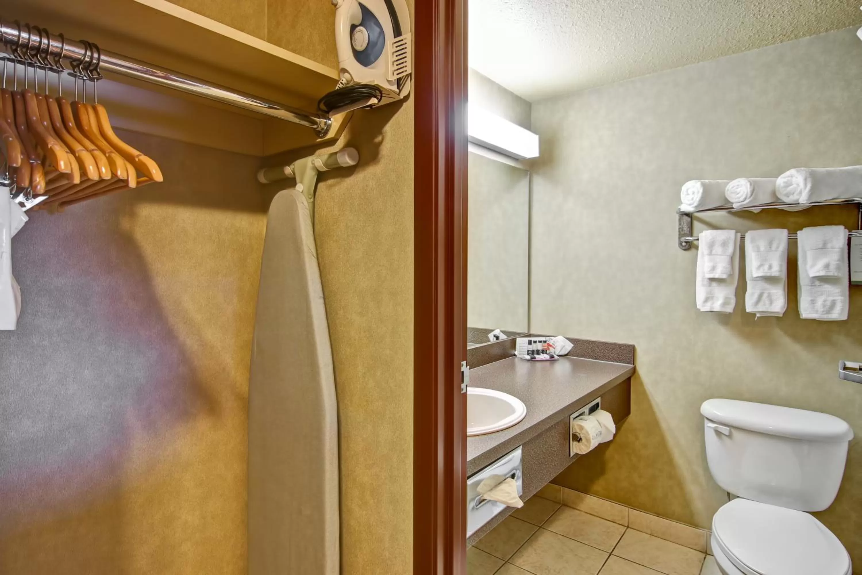 Queen Room with Two Beds /Main Floor - Non-Smoking in Ramada by Wyndham Ponoka