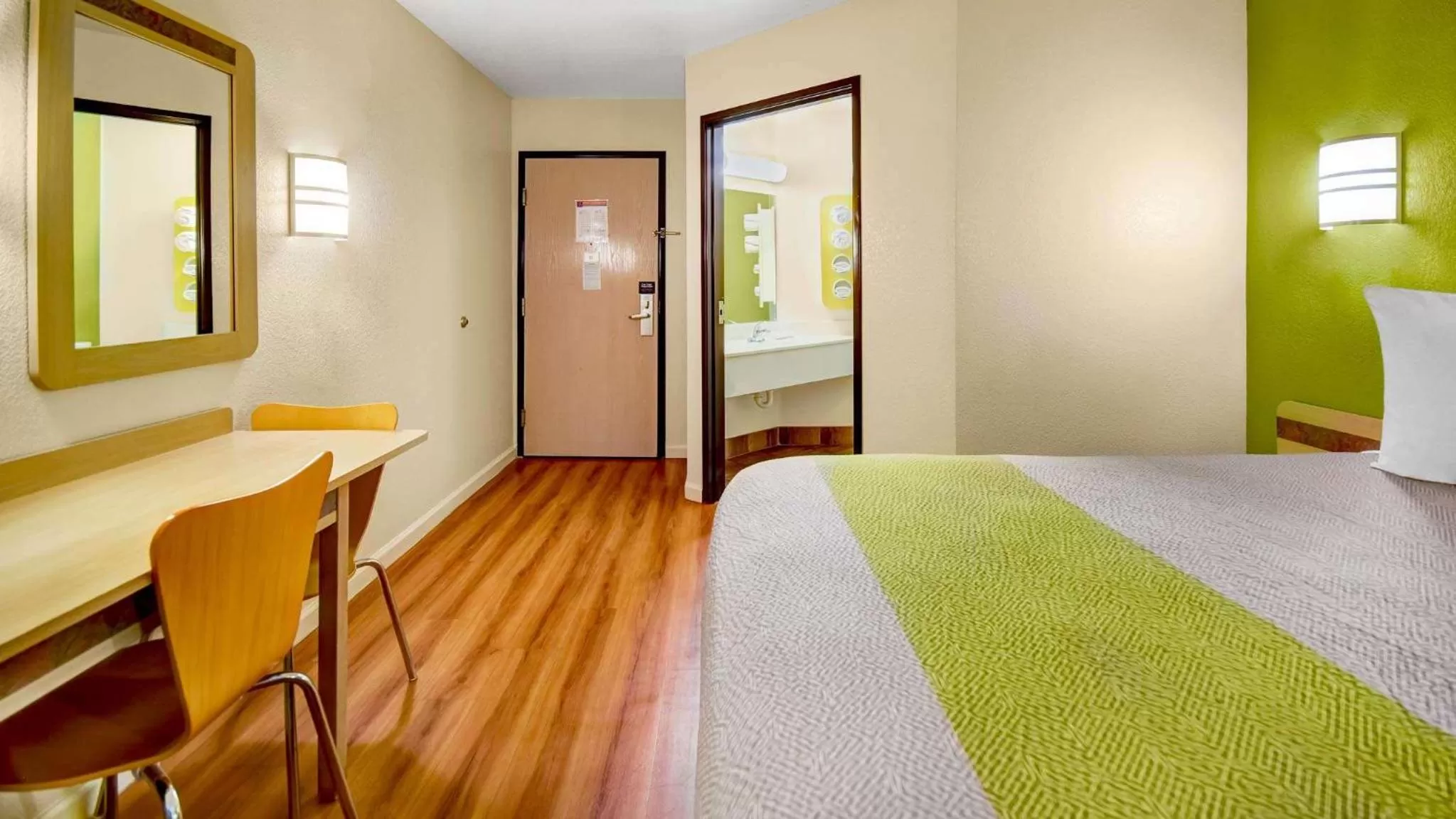 Queen Room - Disability Access - Non-Smoking in Lakeside Inn Lake Havasu City