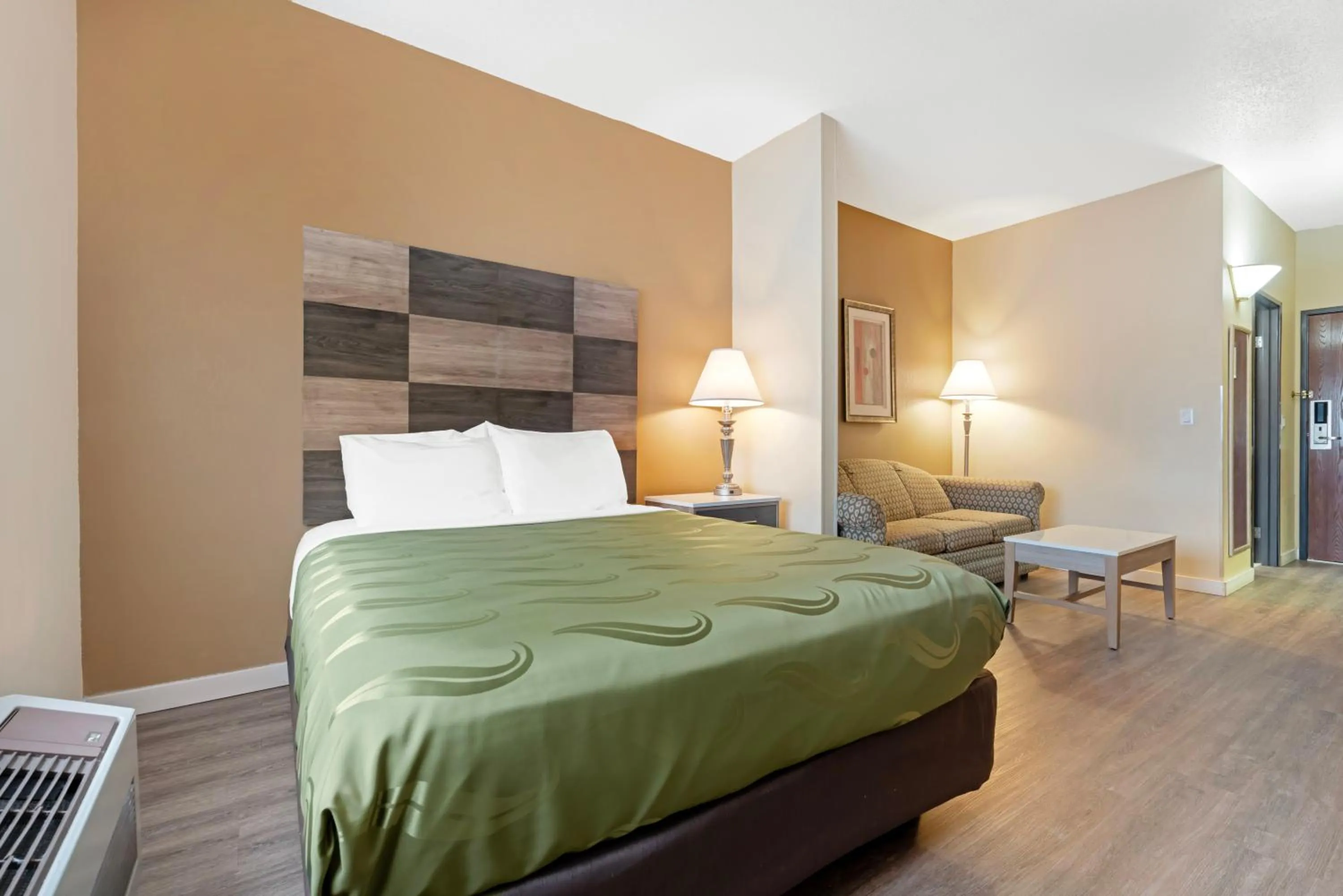 Queen Room - Non-Smoking in Quality Inn Bemidji