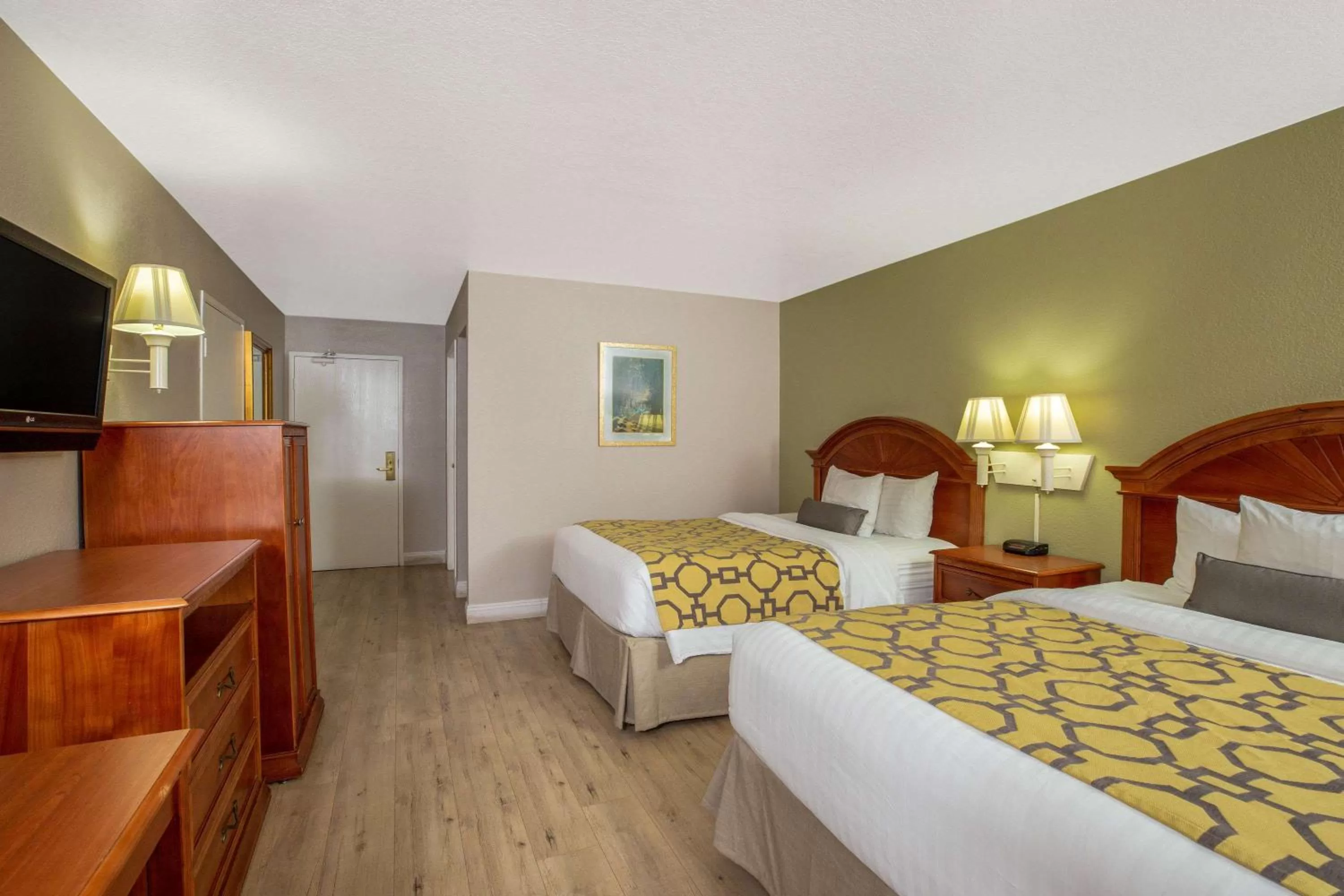 Queen Room with Two Queen Beds - Non-Smoking in Baymont by Wyndham Tehachapi