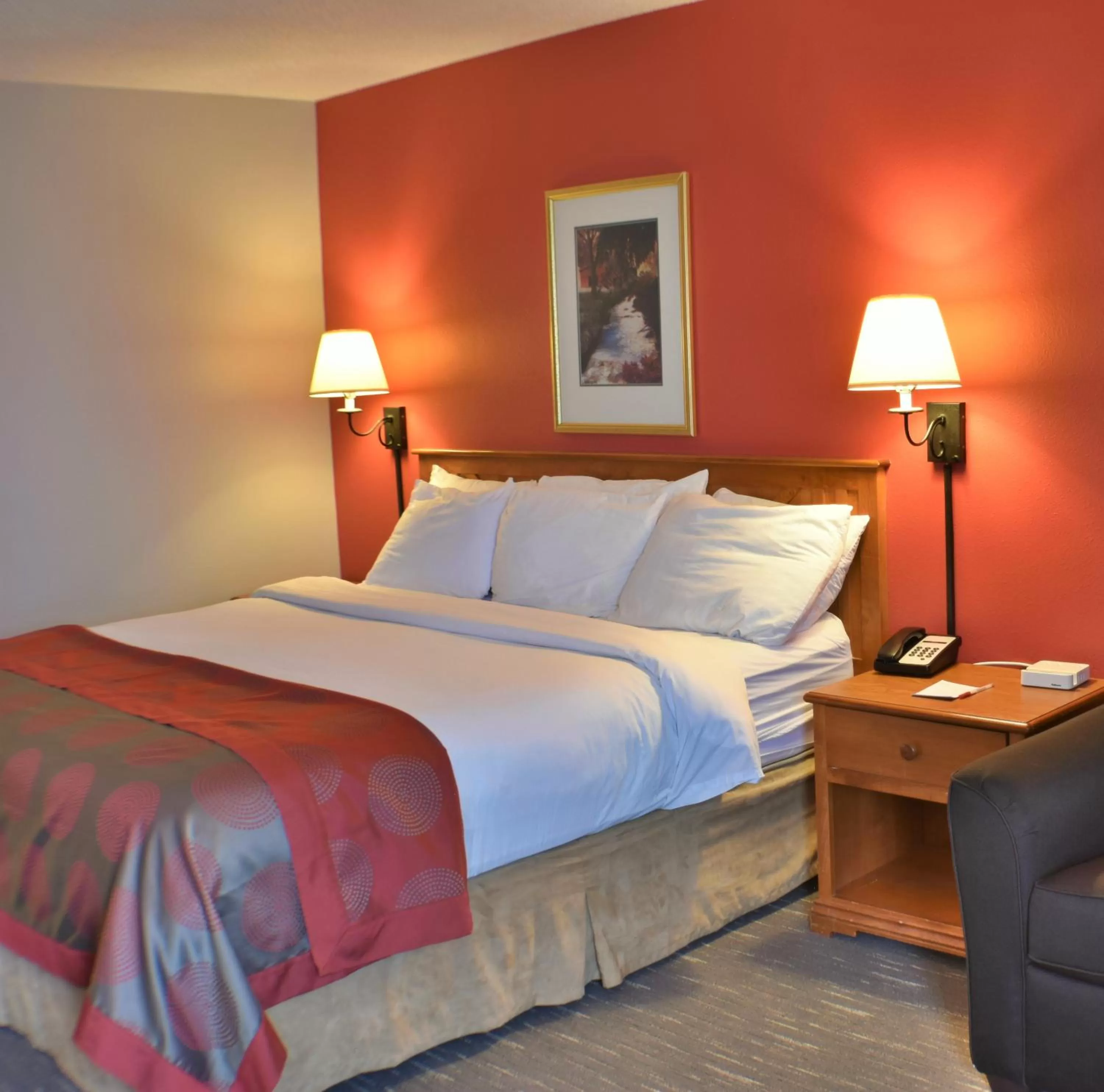 Queen Room - Non-Smoking in Ramada by Wyndham Sioux Falls Airport - Waterpark Resort & Event Center