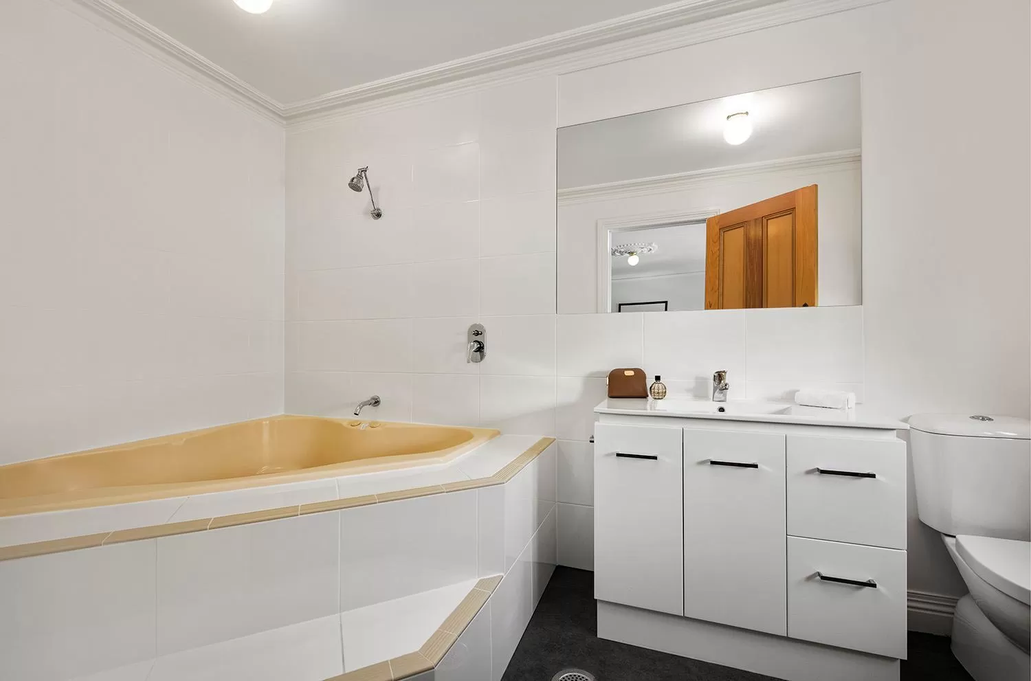 Deluxe One-Bedroom Apartment in Quest Trinity House