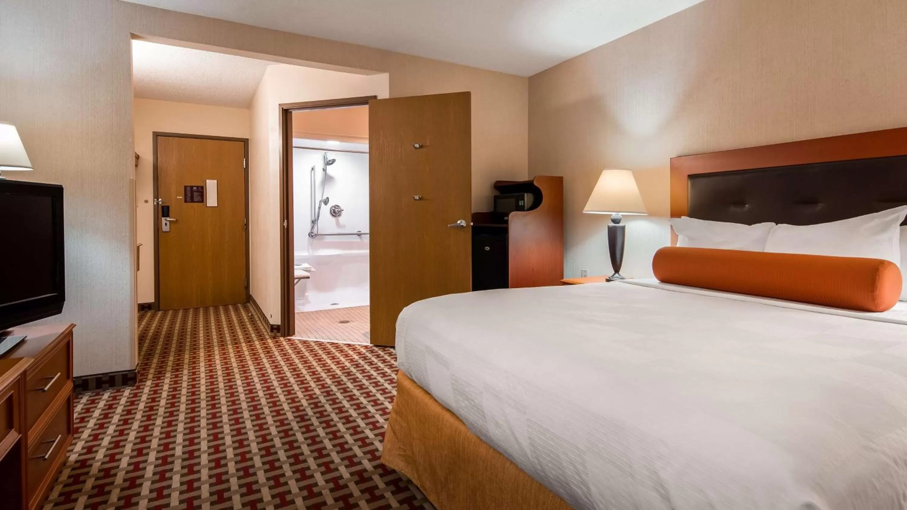 Queen Room with Roll-in Shower - Disability Access - Non-smoking in Best Western Marion Hotel