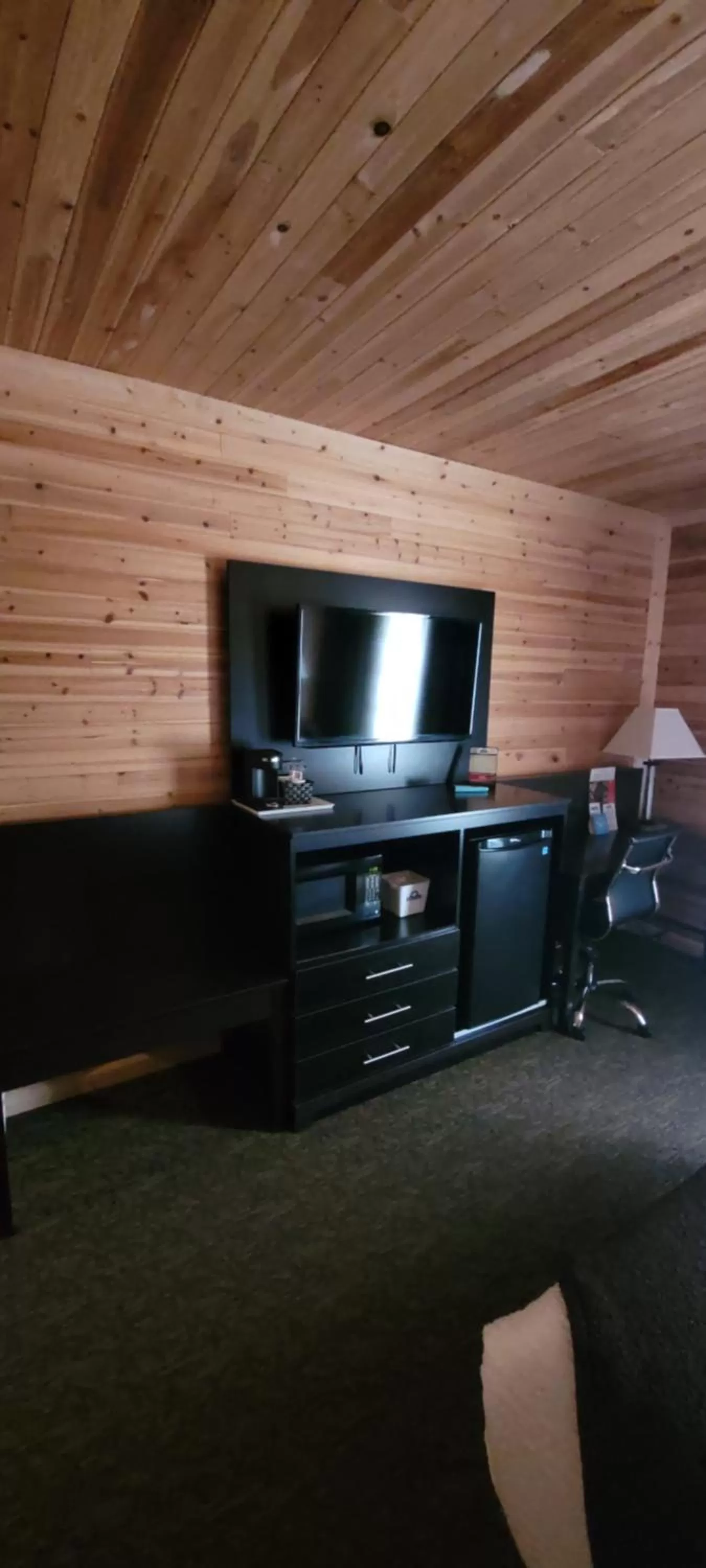 1 King Bed, Deluxe Mobility Accessible Room, Non-Smoking in Days Inn by Wyndham Cadillac