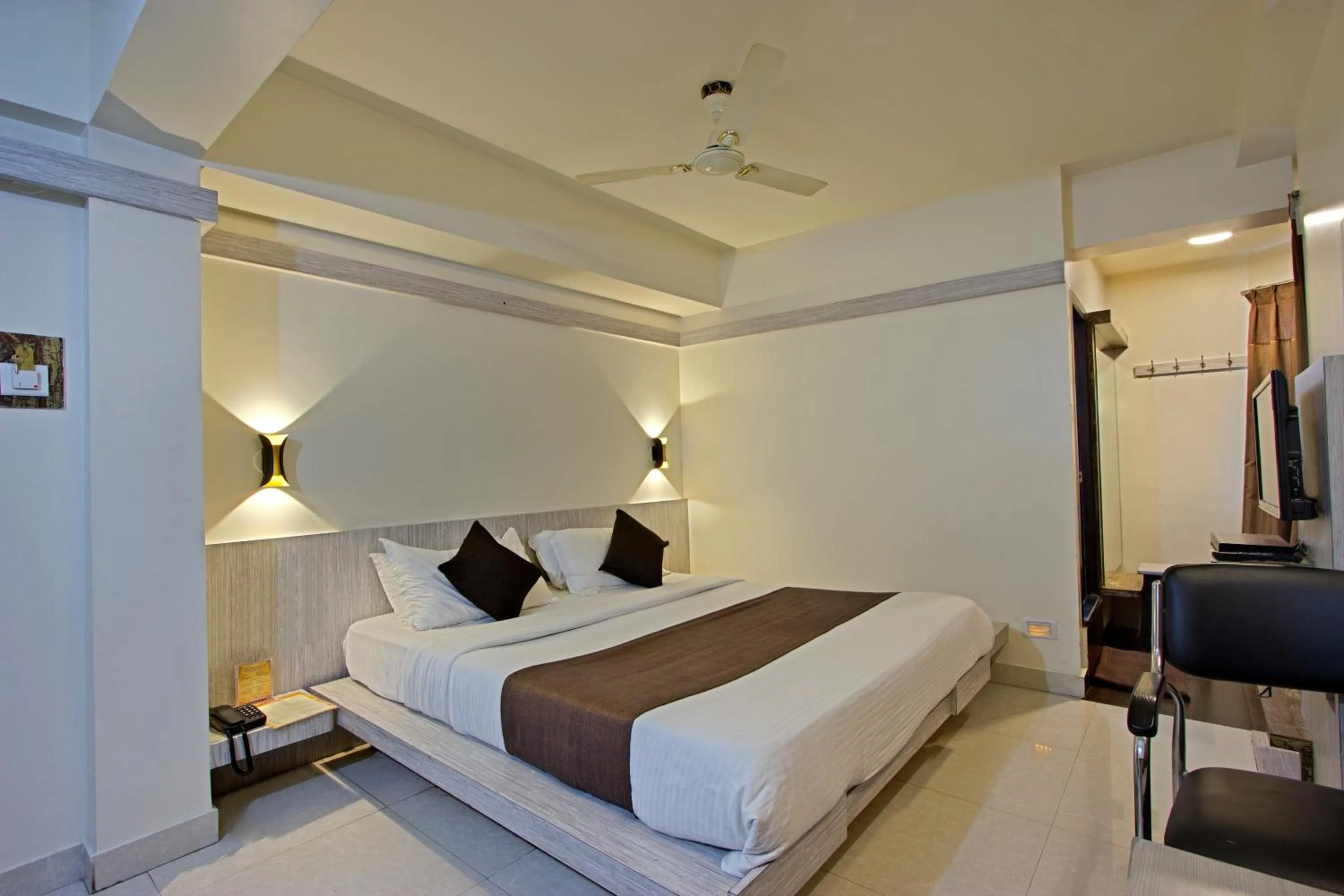 Deluxe Double Room with Fan in Mannars Residency