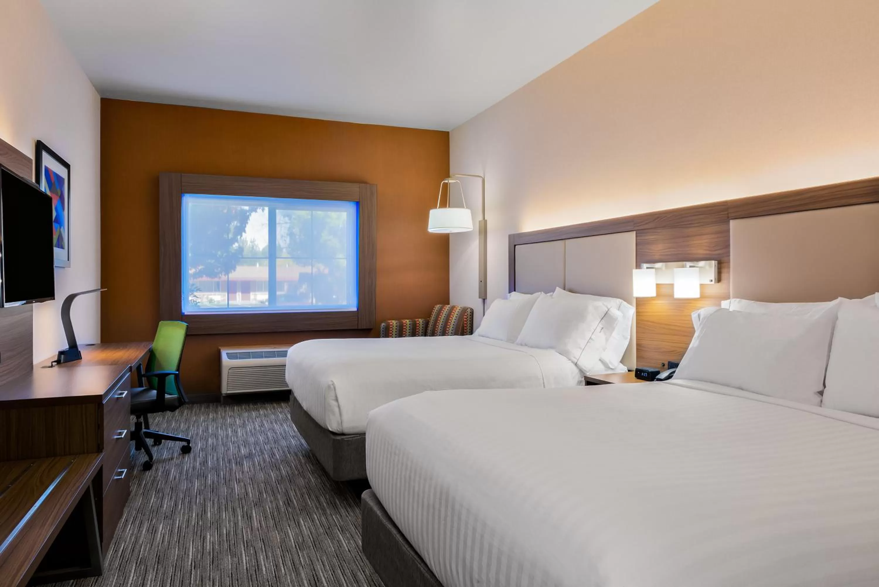 Standard Queen Room with Two Queen Beds and Mobility Accessible Tub in Holiday Inn Express Hotel & Suites Oroville Southwest, an IHG Hotel