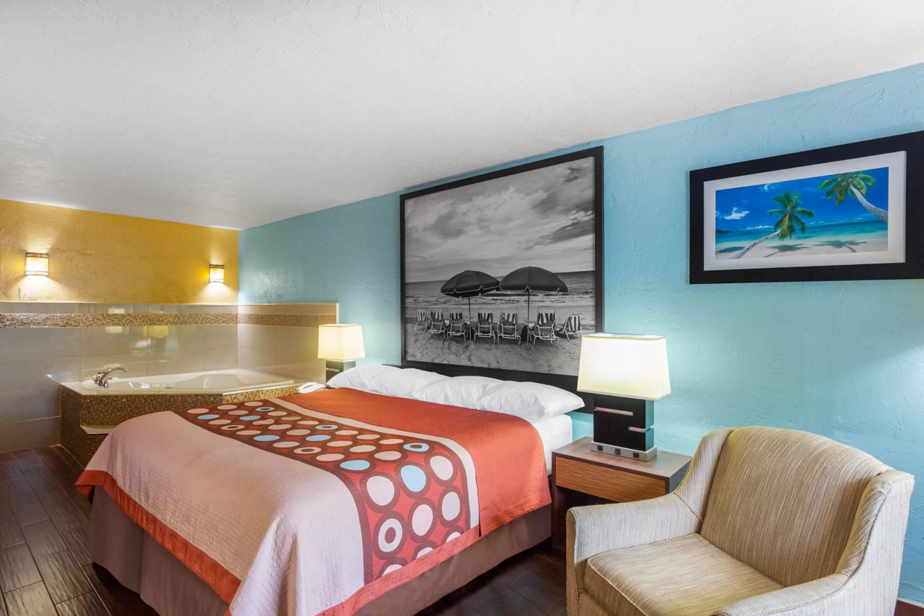 1 King Bed, Jacuzzi Studio Suite, Non-Smoking in Super 8 by Wyndham Bradenton Sarasota Area