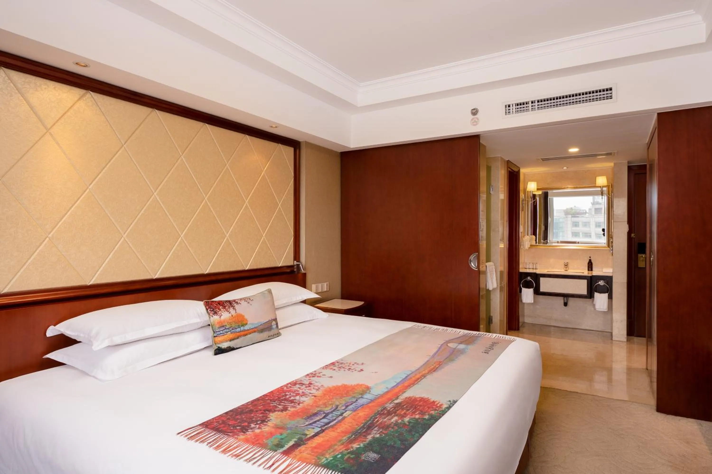 Deluxe Double Room with Lake View in Hangzhou Xinqiao Hotel