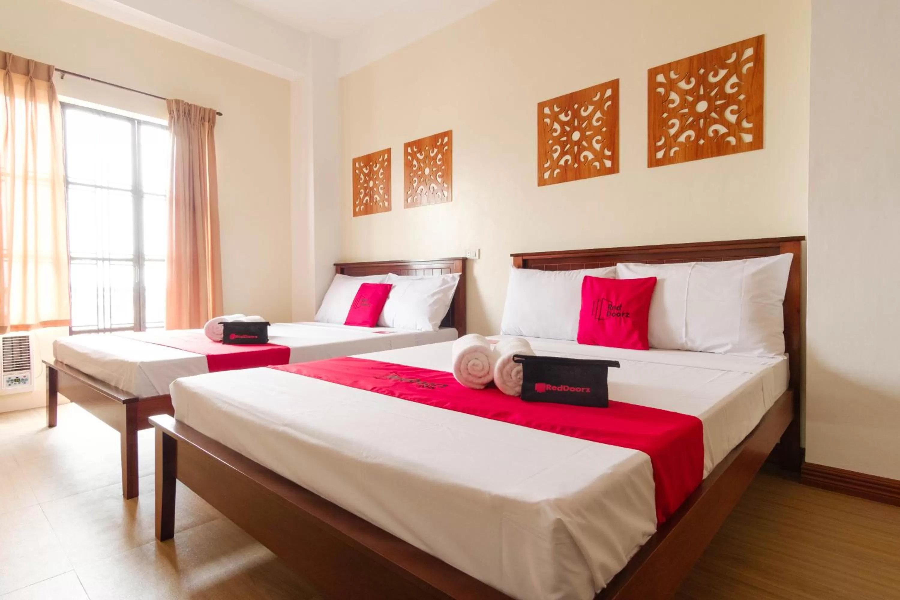 Quadruple Room in RedDoorz Plus near Johnson and Johnson Paranaque