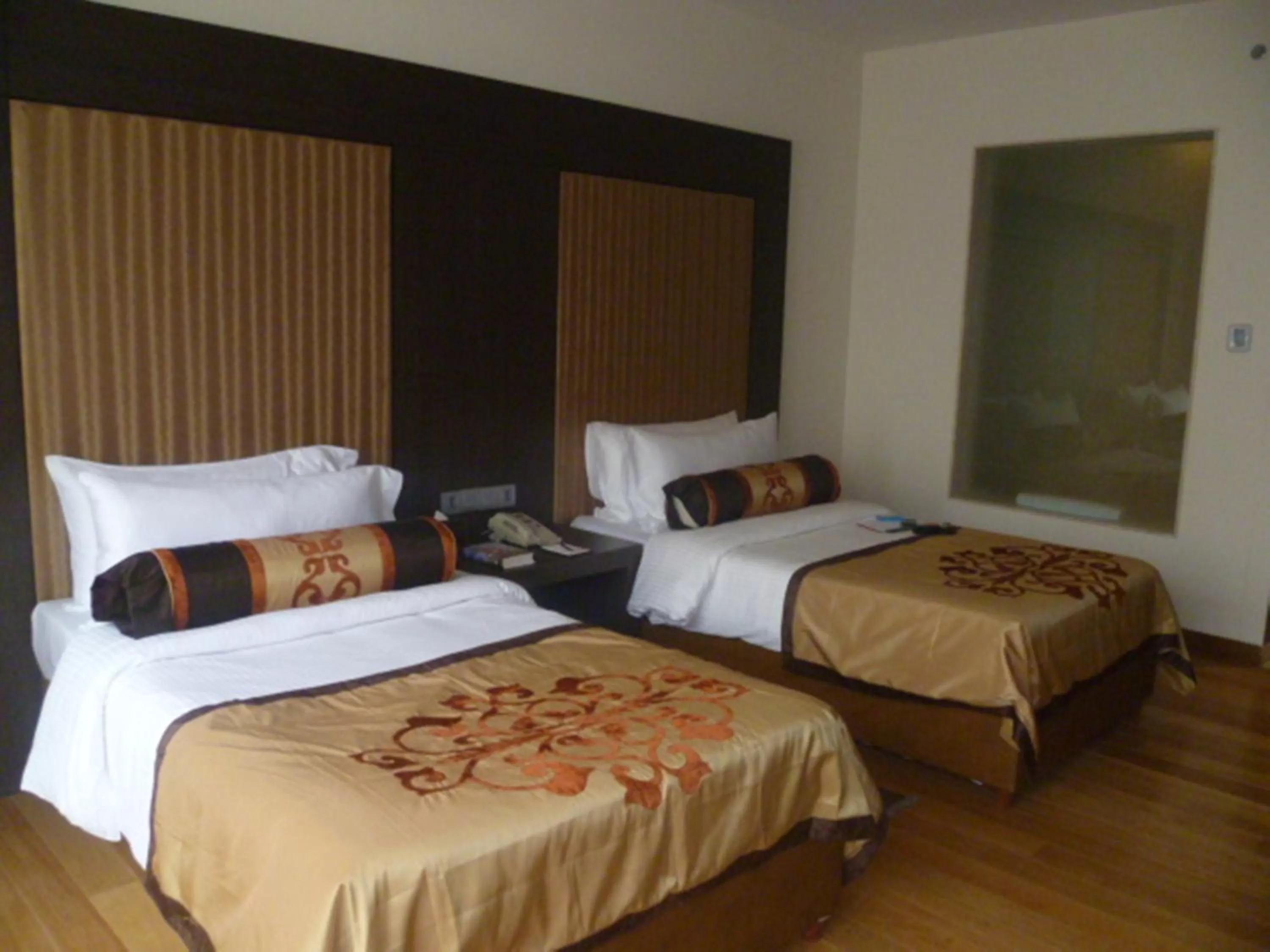 Deluxe Twin Room in The Lalit Great Eastern Kolkata