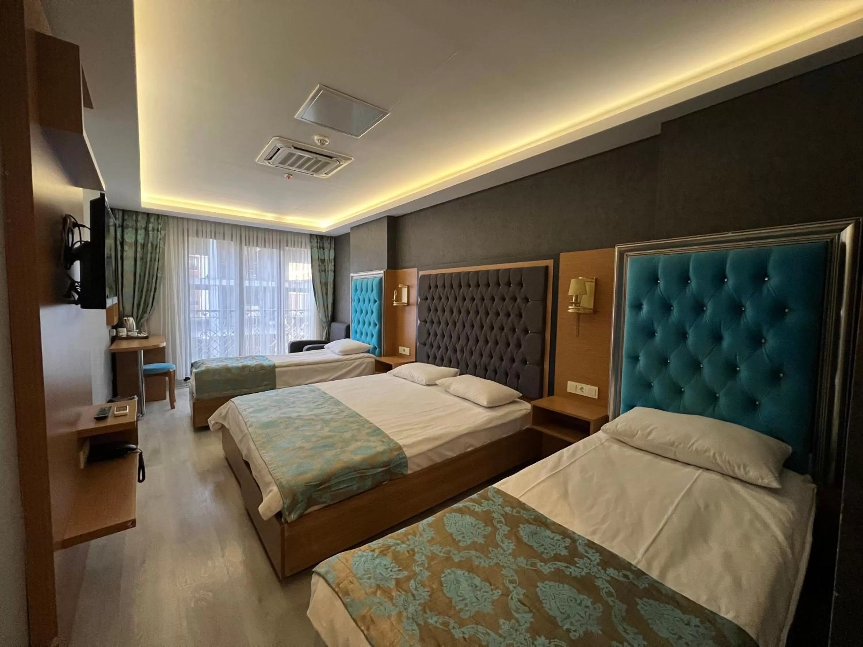 Deluxe Quadruple Room in Grand Palace Hotel