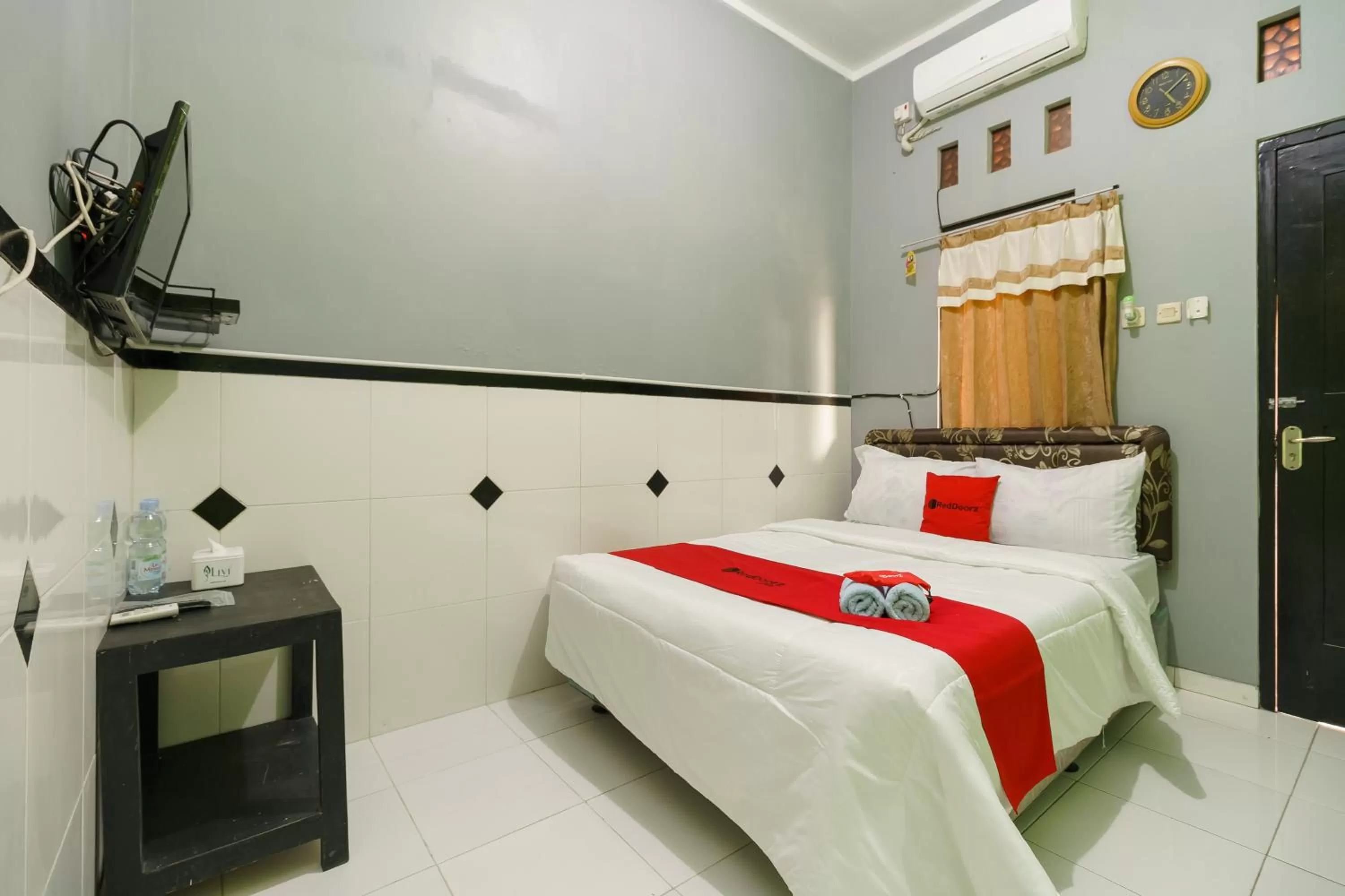 Deluxe Double Room in RedDoorz Syariah near Ciledug Station
