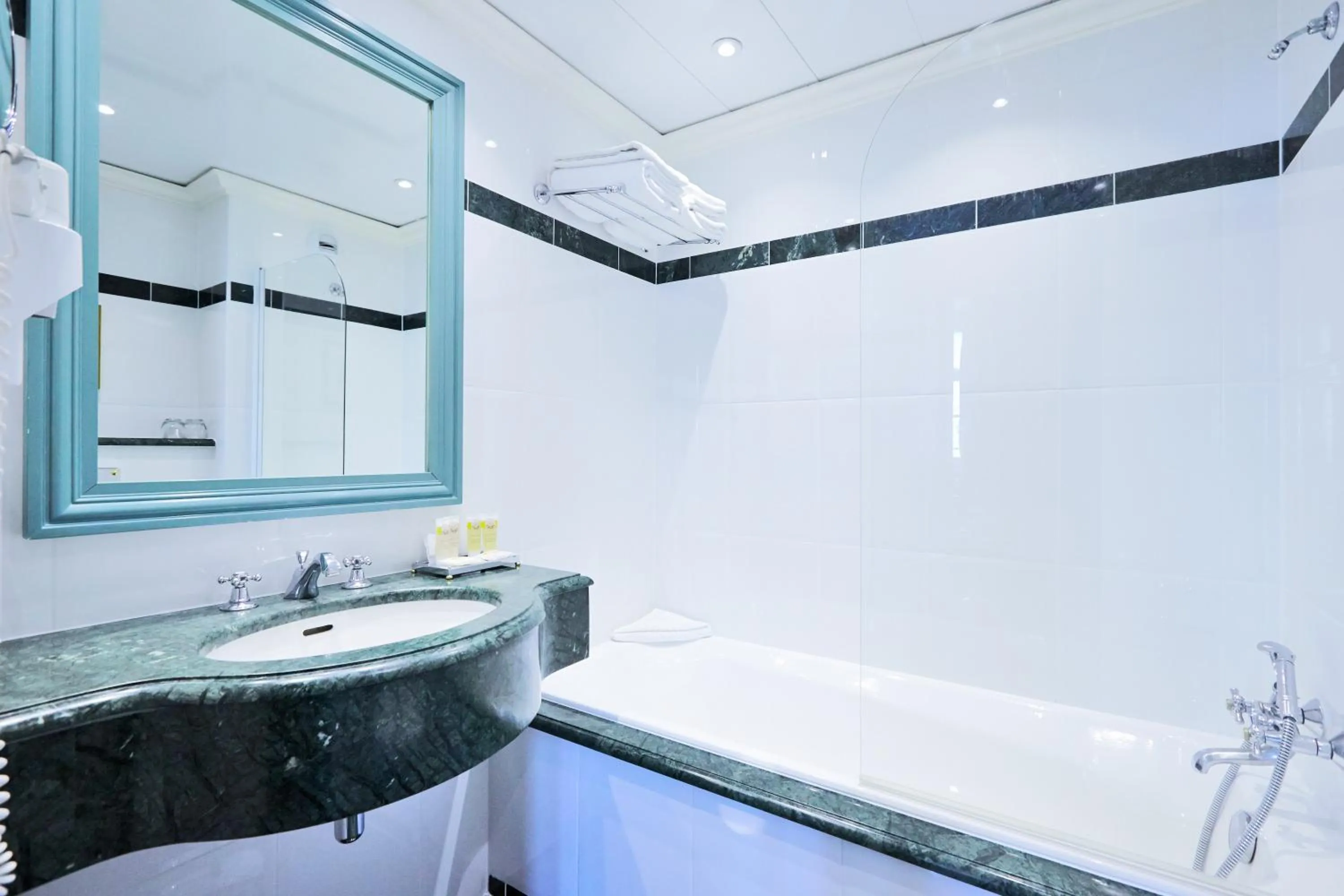 Deluxe Room in Golden Tulip Washington Opera