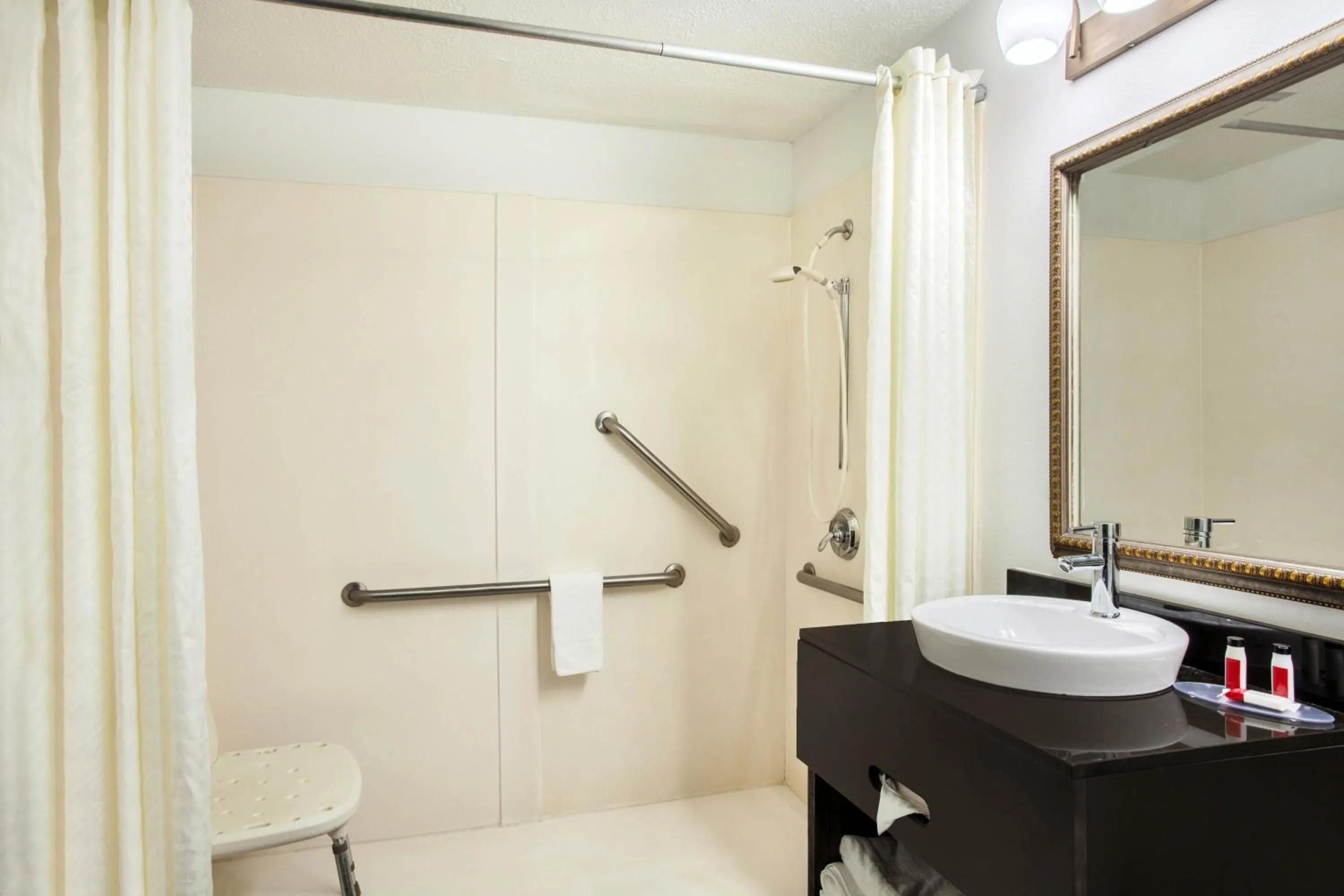 Queen Room - Non-Smoking in Super 8 by Wyndham Pensacola