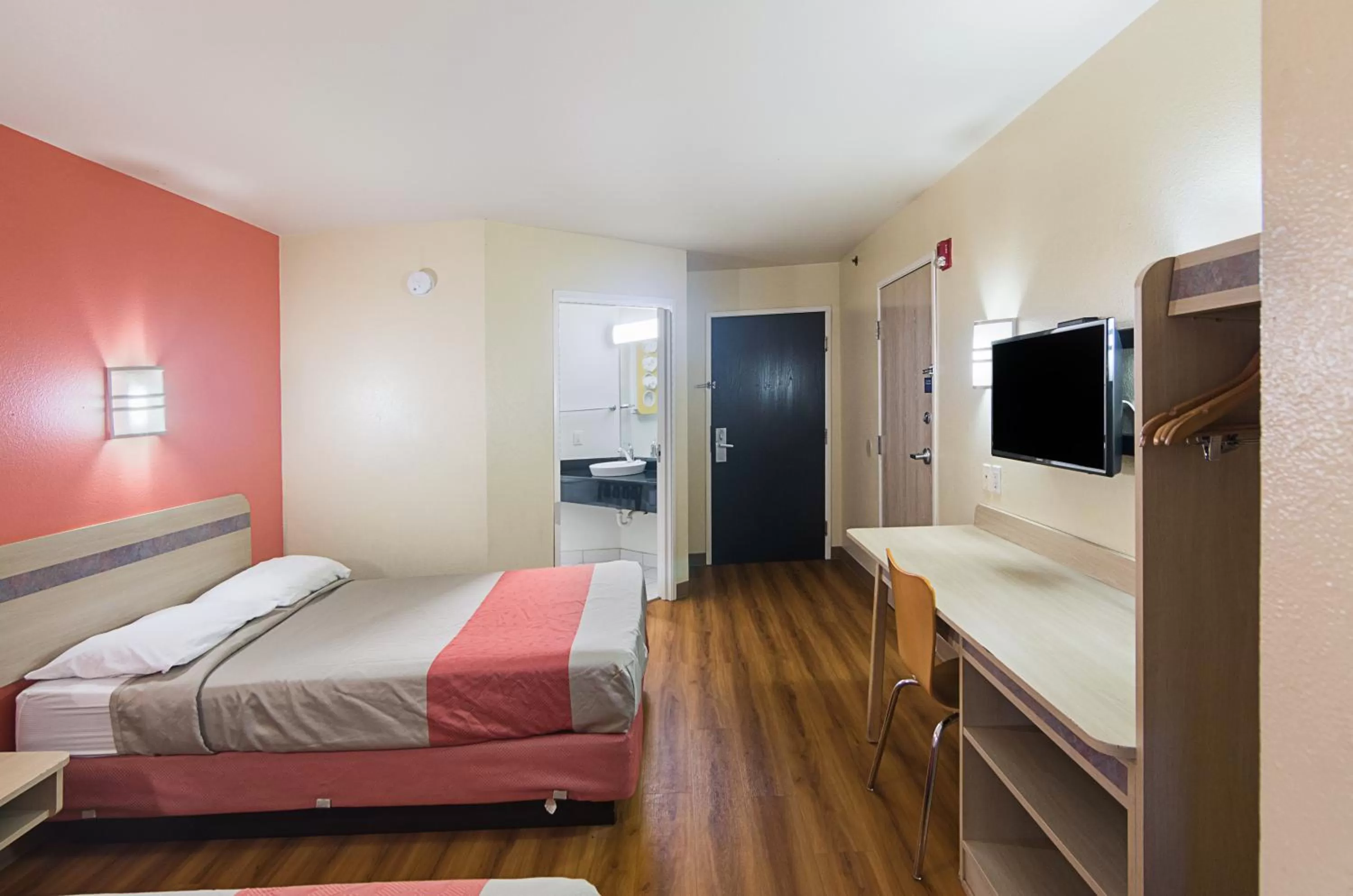 Deluxe Queen Room - Non-Smoking in Motel 6-Terrell, TX