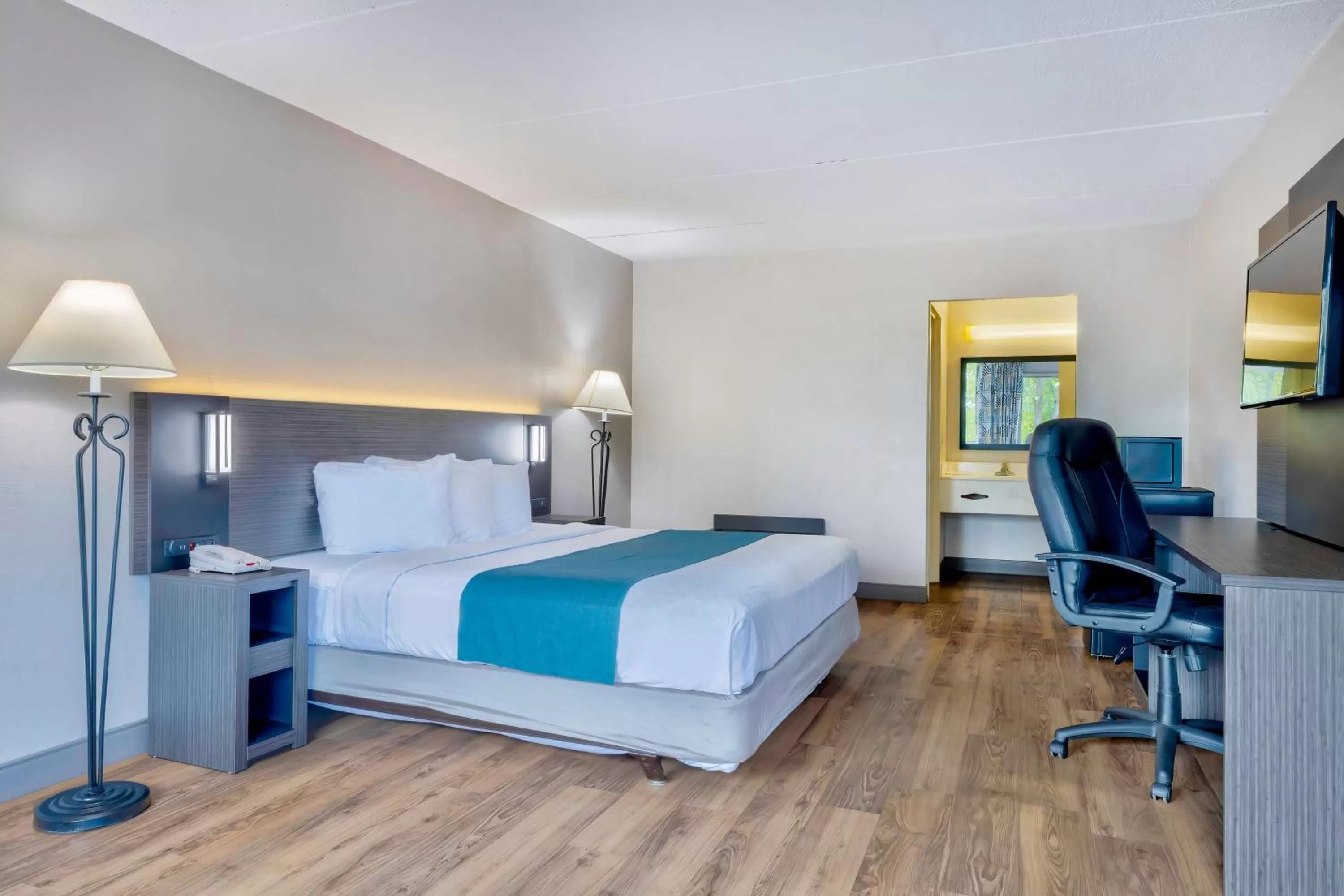 Deluxe King Room - Non-Smoking in Motel 6 Morgantown