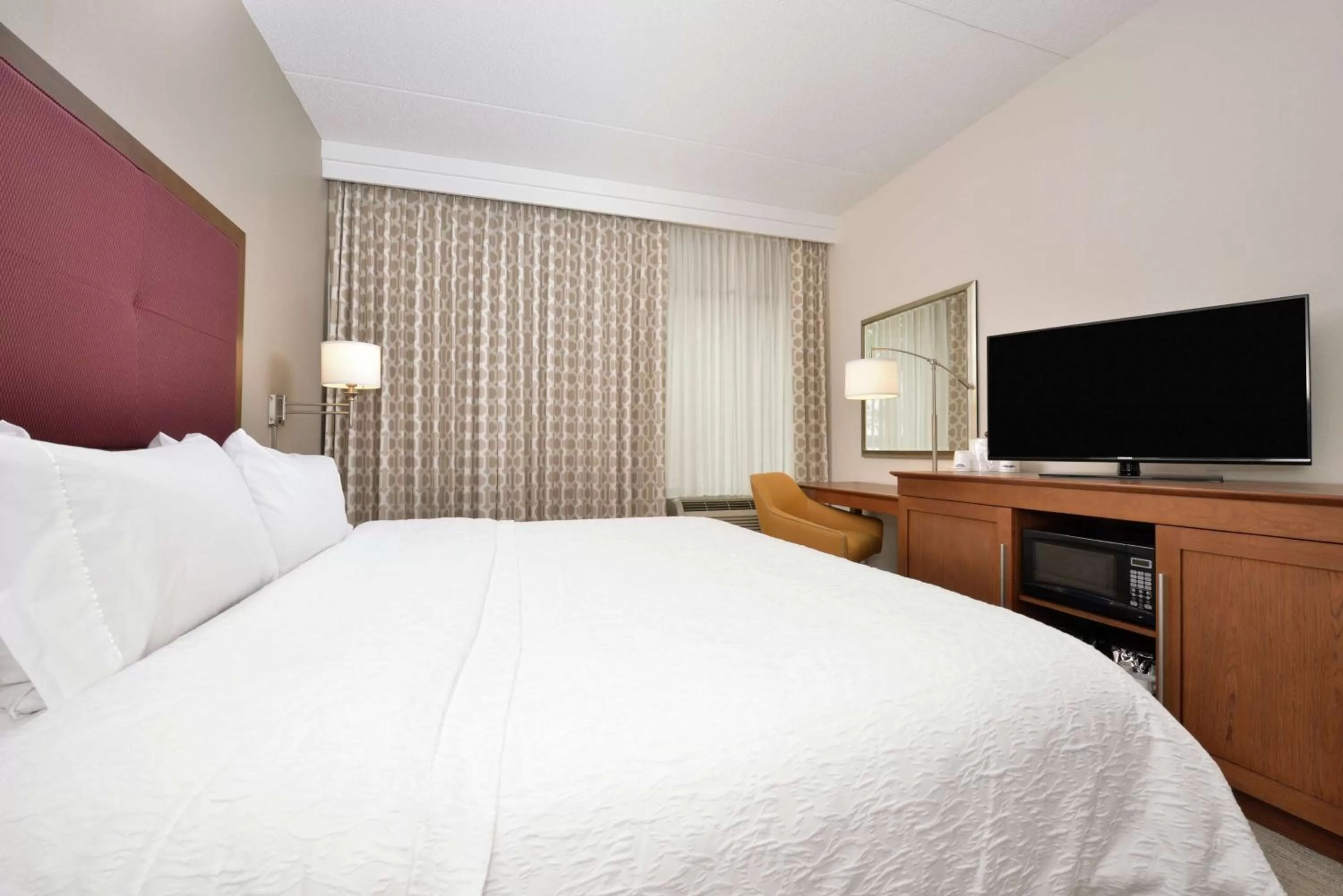 King Room- Mobility Accessible with Bathtub- Non-Smoking in Hampton Inn Martinsburg